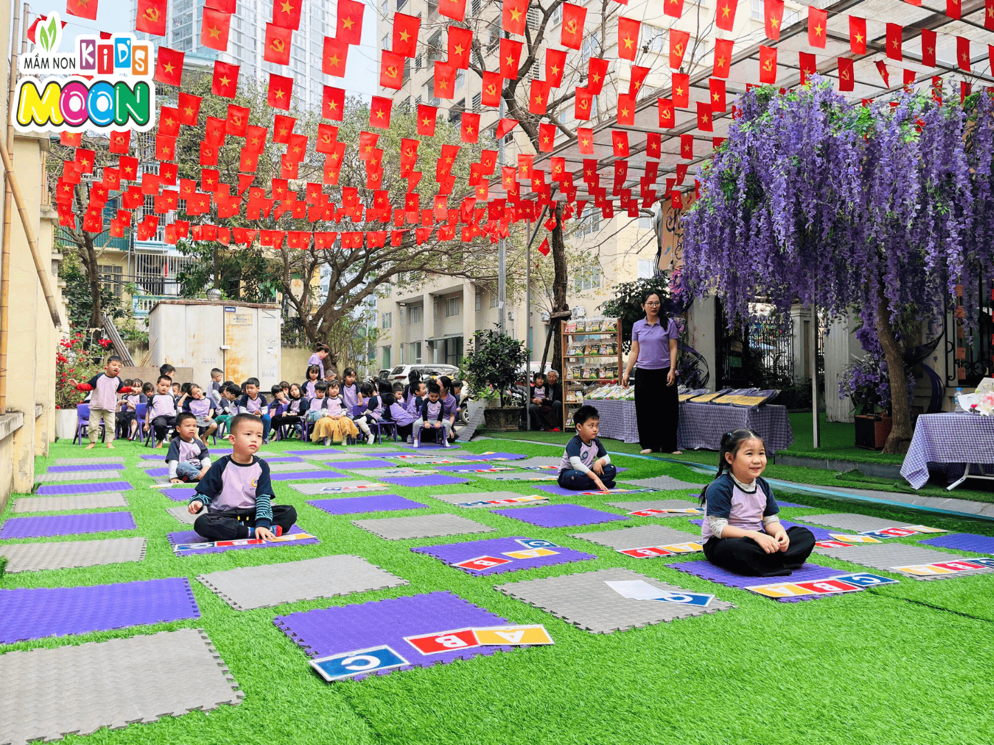 RUNG CHUÔNG VÀNG TIẾNG ANH – SÂN CHƠI BỔ ÍCH TẠI MẦM NON KID’S MOON RUNG CHUÔNG VÀNG TIẾNG ANH – SÂN CHƠI BỔ ÍCH TẠI MẦM NON KID’S MOON - Mầm Non Kid's Moon