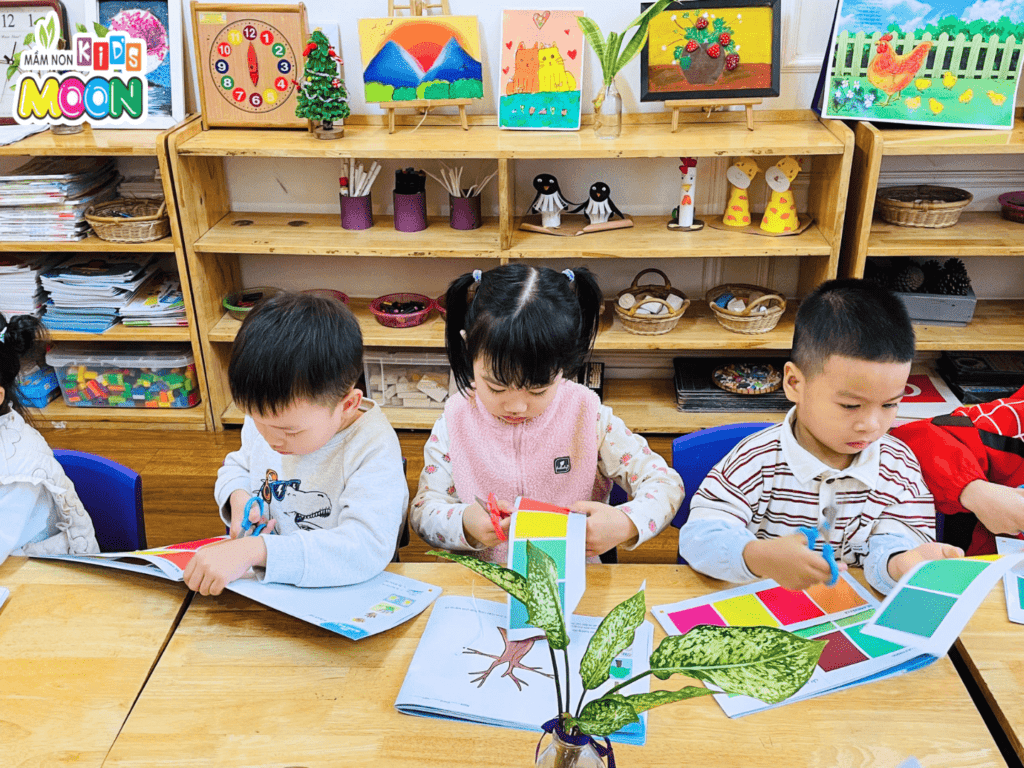 TIẾT HỌC TẠO HÌNH - XÉ DÁN LÁ CÂY ĐẦY MÀU SẮC TIẾT HỌC TẠO HÌNH - XÉ DÁN LÁ CÂY ĐẦY MÀU SẮC - Mầm Non Kid's Moon