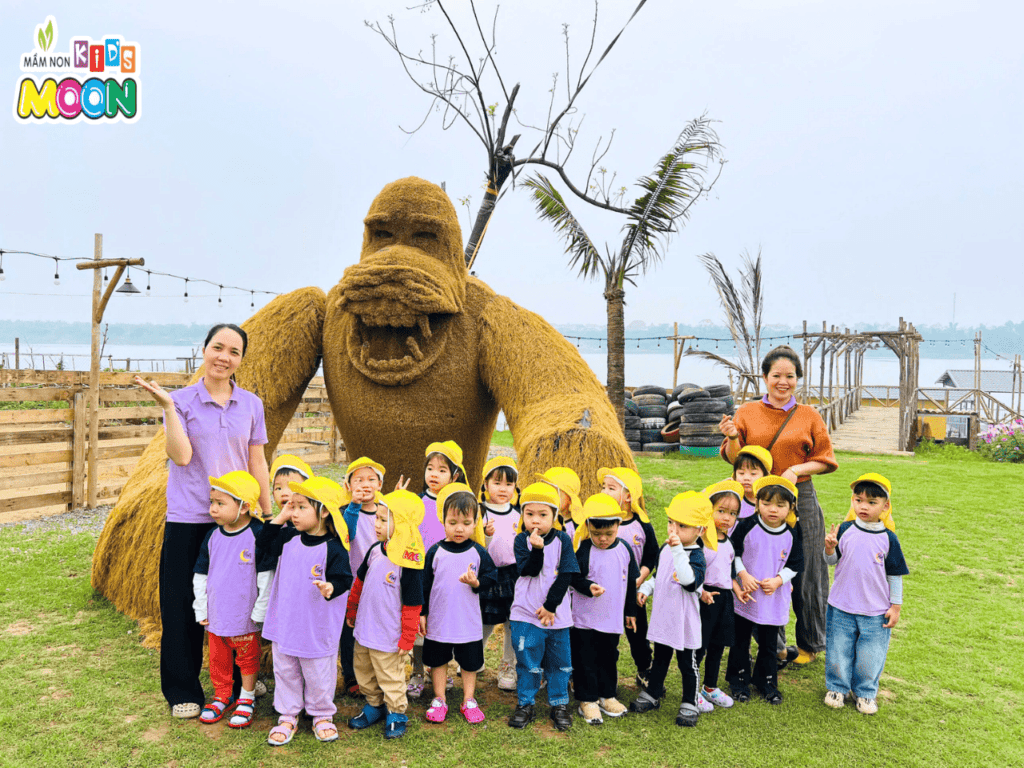 CÁC BẠN NHỎ KID’S MOON KHÁM PHÁ NÔNG TRẠI “VƯỜN NHÀ BÀ” CÁC BẠN NHỎ KID’S MOON KHÁM PHÁ NÔNG TRẠI “VƯỜN NHÀ BÀ” - Mầm Non Kid's Moon