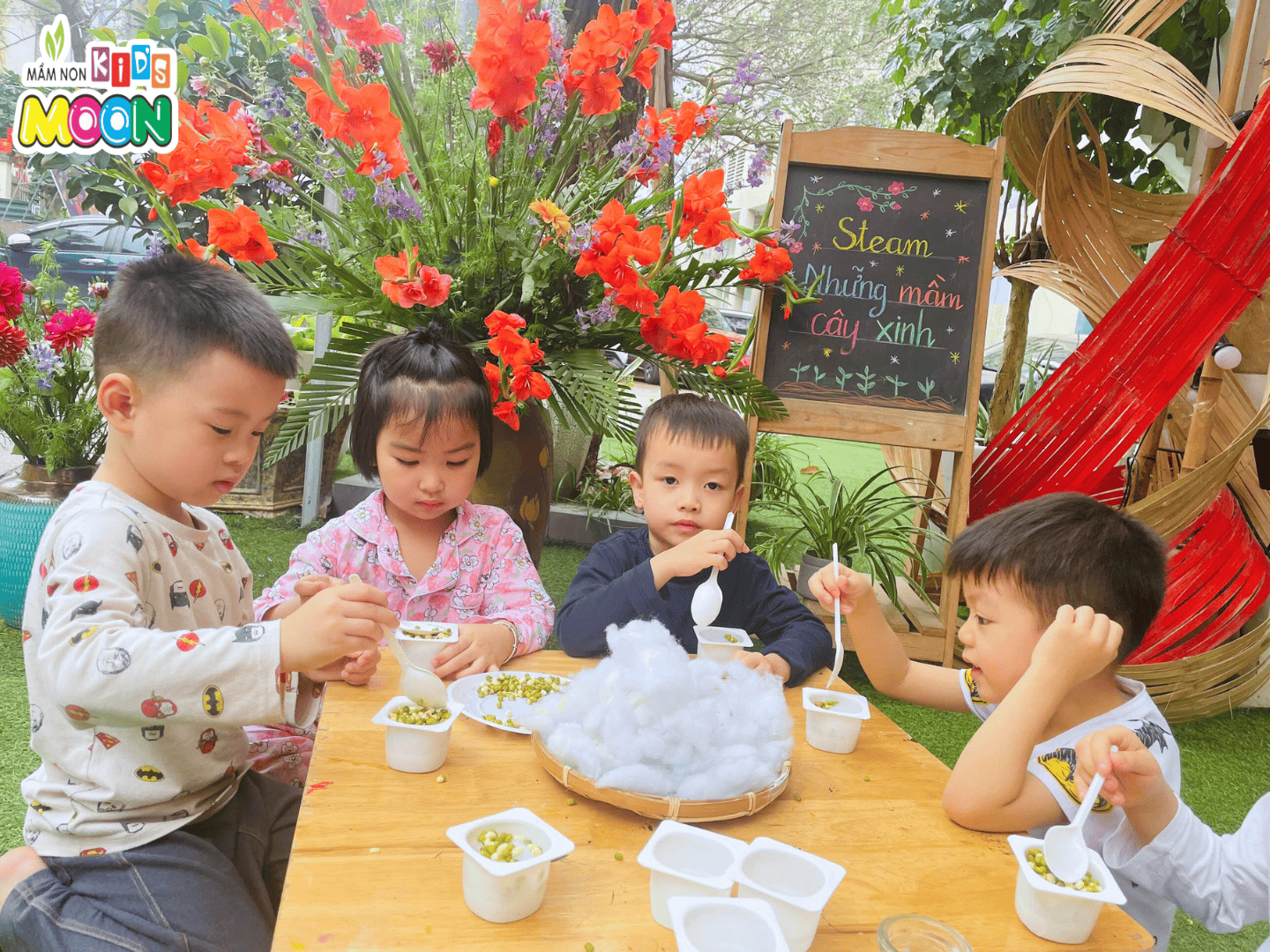 TIẾT HỌC STEAM: NHỮNG MẦM CÂY XINH TIẾT HỌC STEAM: NHỮNG MẦM CÂY XINH - Mầm Non Kid's Moon