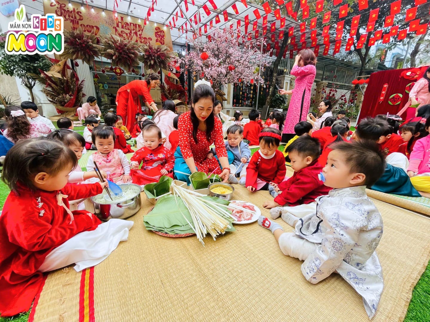 TRẢI NGHIỆM GÓI BÁNH CHƯNG – GẮN KẾT YÊU THƯƠNG, GÌN GIỮ GIÁ TRỊ VĂN HÓA DÂN TỘC TRẢI NGHIỆM GÓI BÁNH CHƯNG – GẮN KẾT YÊU THƯƠNG, GÌN GIỮ GIÁ TRỊ VĂN HÓA DÂN TỘC - Mầm Non Kid's Moon