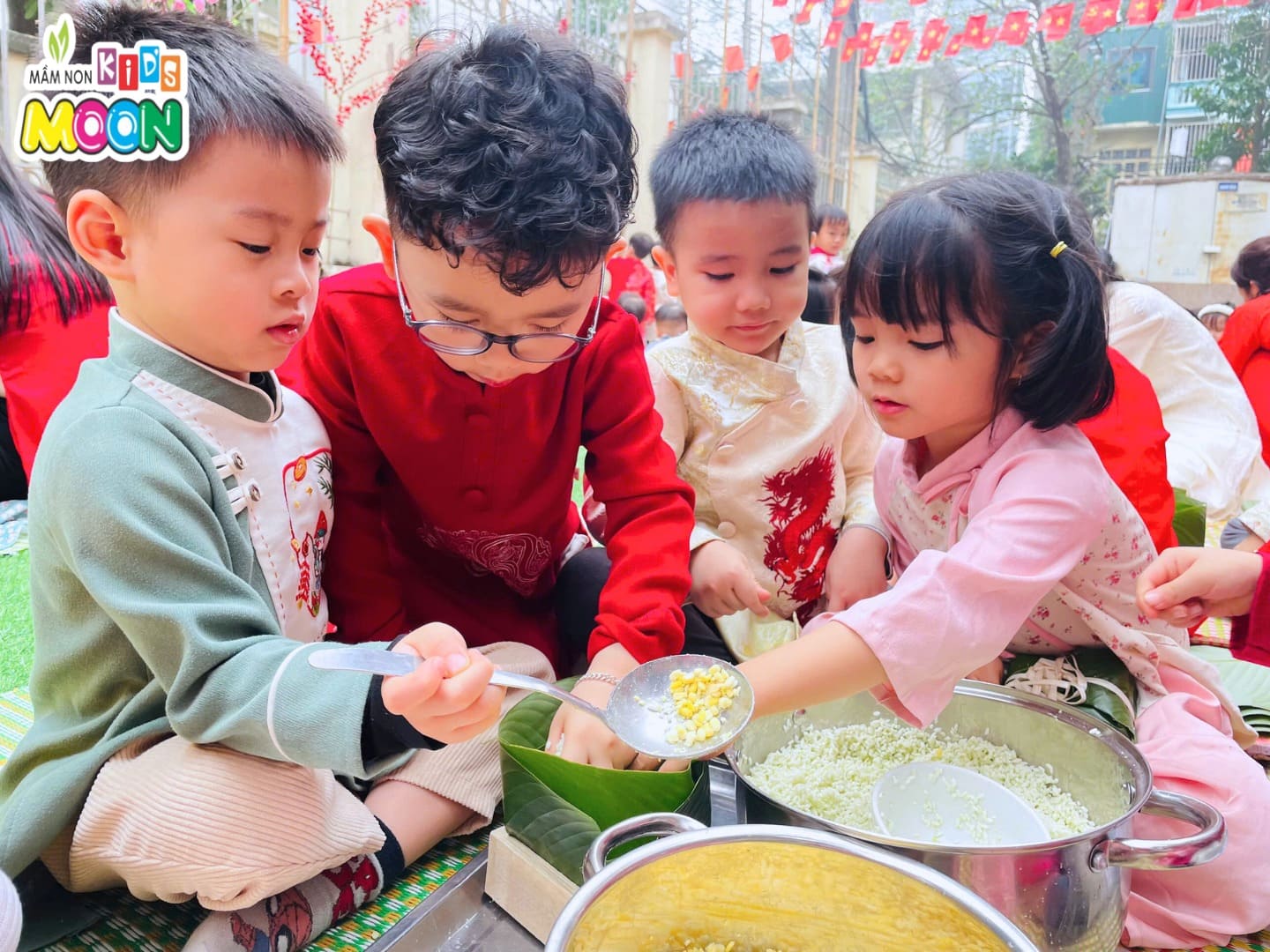 TRẢI NGHIỆM GÓI BÁNH CHƯNG – GẮN KẾT YÊU THƯƠNG, GÌN GIỮ GIÁ TRỊ VĂN HÓA DÂN TỘC TRẢI NGHIỆM GÓI BÁNH CHƯNG – GẮN KẾT YÊU THƯƠNG, GÌN GIỮ GIÁ TRỊ VĂN HÓA DÂN TỘC - Mầm Non Kid's Moon