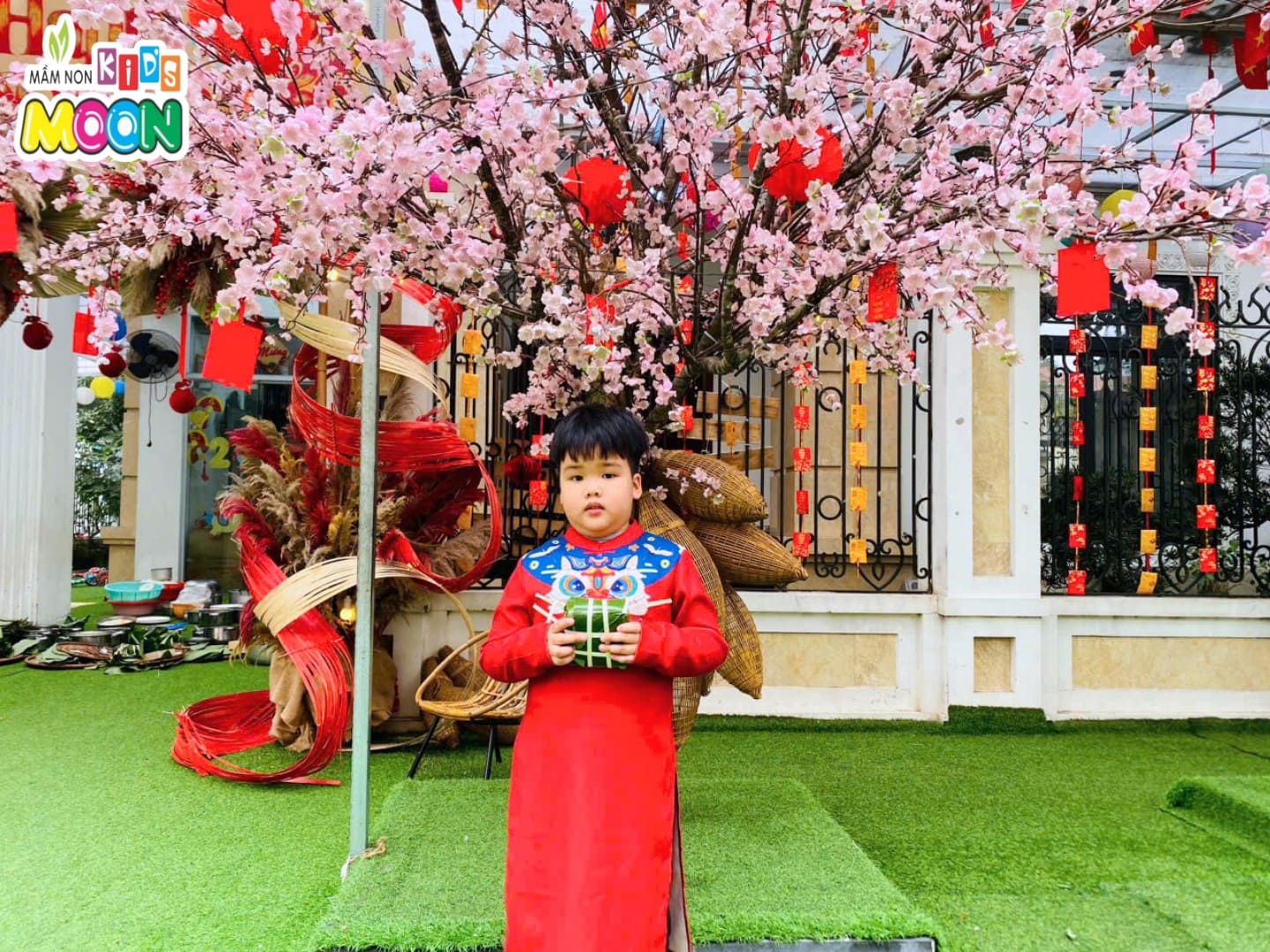 TRẢI NGHIỆM GÓI BÁNH CHƯNG – GẮN KẾT YÊU THƯƠNG, GÌN GIỮ GIÁ TRỊ VĂN HÓA DÂN TỘC TRẢI NGHIỆM GÓI BÁNH CHƯNG – GẮN KẾT YÊU THƯƠNG, GÌN GIỮ GIÁ TRỊ VĂN HÓA DÂN TỘC - Mầm Non Kid's Moon