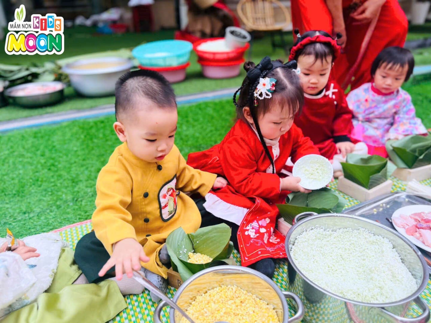 TRẢI NGHIỆM GÓI BÁNH CHƯNG – GẮN KẾT YÊU THƯƠNG, GÌN GIỮ GIÁ TRỊ VĂN HÓA DÂN TỘC TRẢI NGHIỆM GÓI BÁNH CHƯNG – GẮN KẾT YÊU THƯƠNG, GÌN GIỮ GIÁ TRỊ VĂN HÓA DÂN TỘC - Mầm Non Kid's Moon