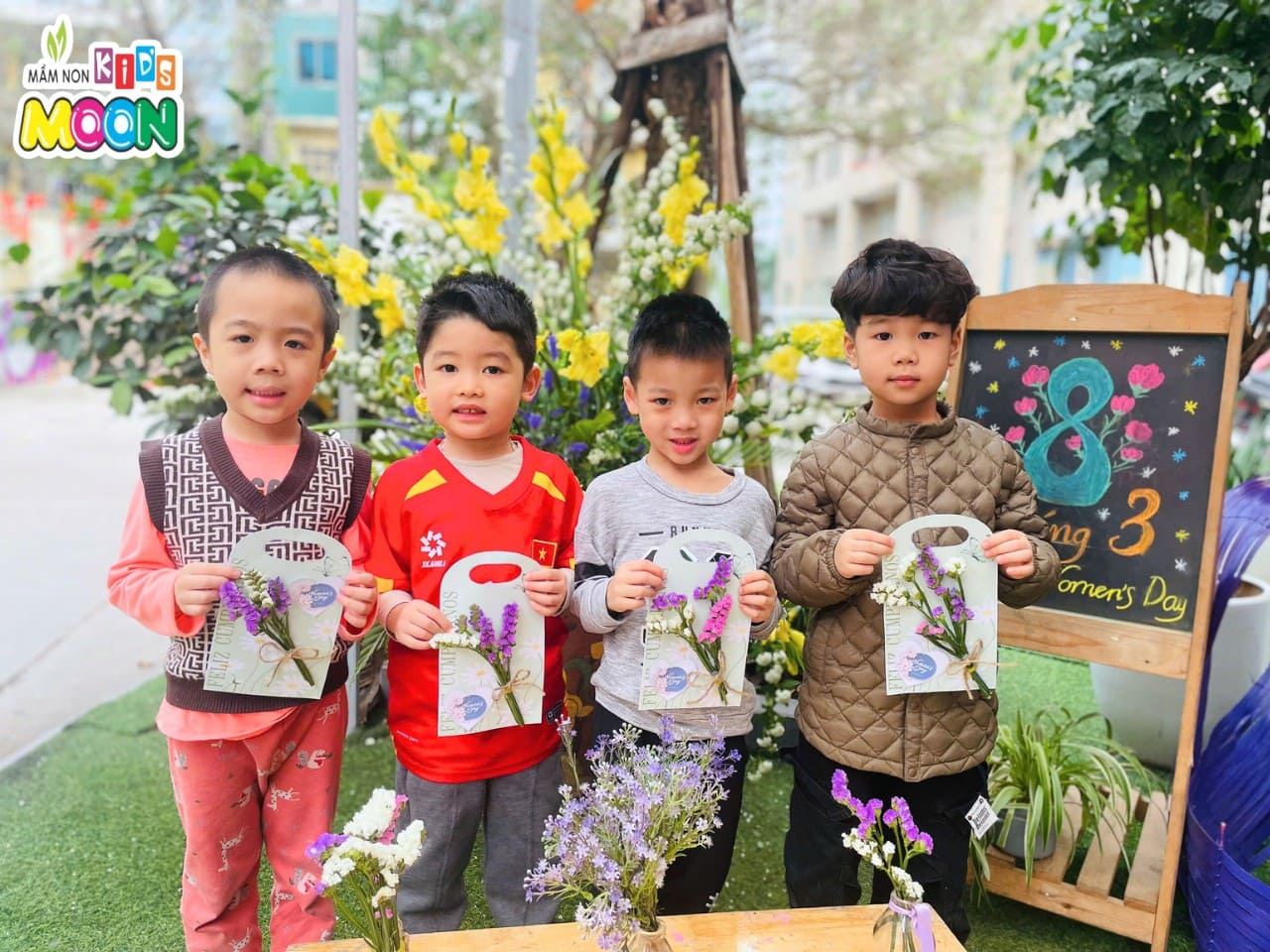 STEAM: BÉ TẠO HÌNH THIỆP HOA TẶNG MẸ NGÀY 8-3 STEAM: BÉ TẠO HÌNH THIỆP HOA TẶNG MẸ NGÀY 8-3 - Mầm Non Kid's Moon