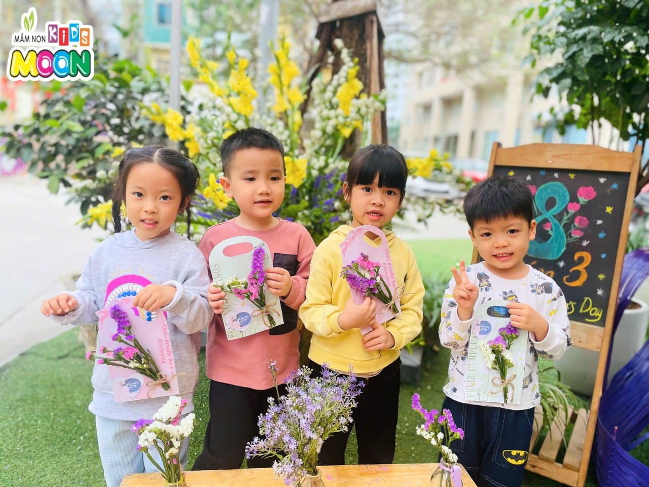 STEAM: BÉ TẠO HÌNH THIỆP HOA TẶNG MẸ NGÀY 8-3 STEAM: BÉ TẠO HÌNH THIỆP HOA TẶNG MẸ NGÀY 8-3 - Mầm Non Kid's Moon