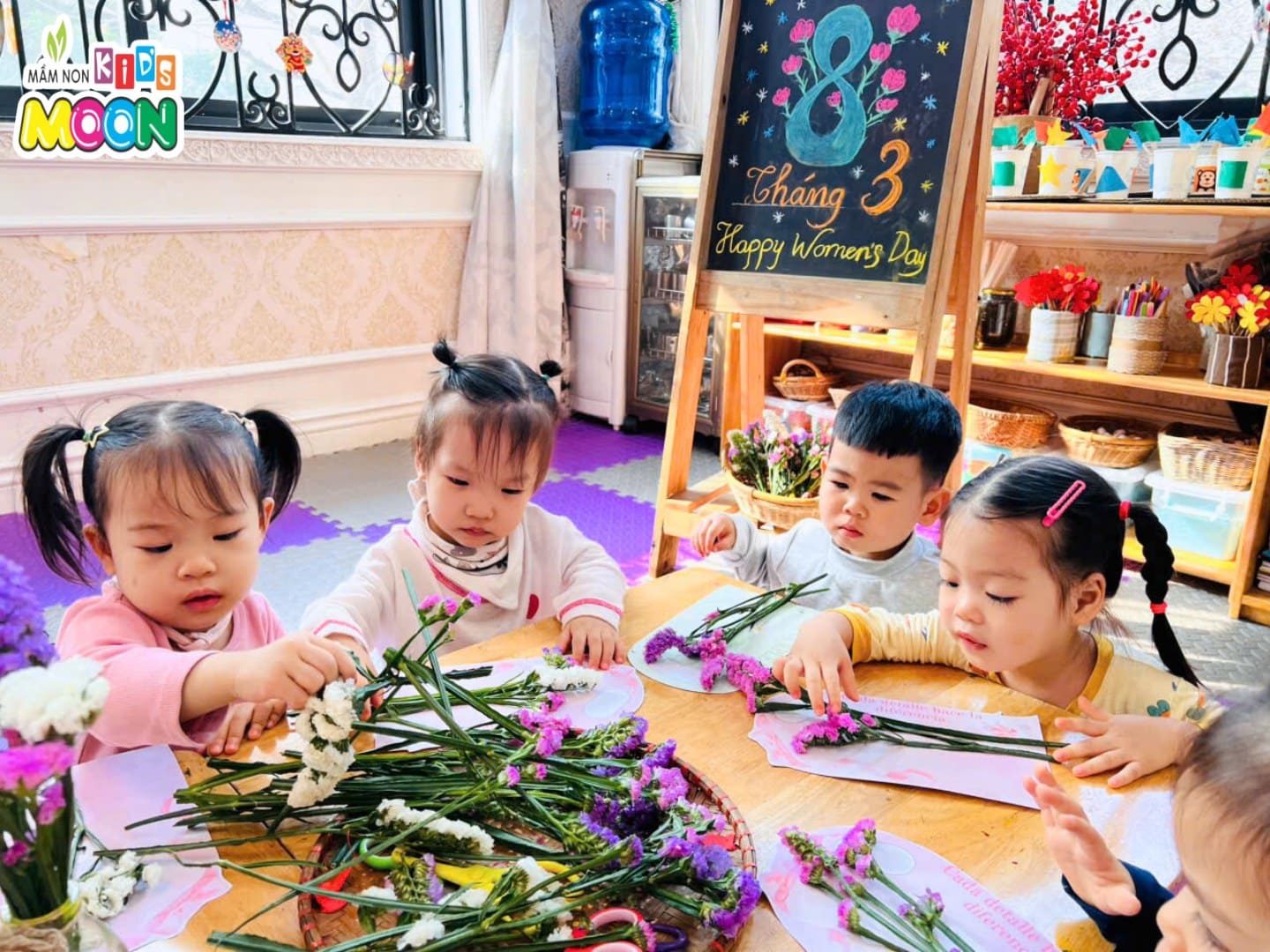 STEAM: BÉ TẠO HÌNH THIỆP HOA TẶNG MẸ NGÀY 8-3 STEAM: BÉ TẠO HÌNH THIỆP HOA TẶNG MẸ NGÀY 8-3 - Mầm Non Kid's Moon