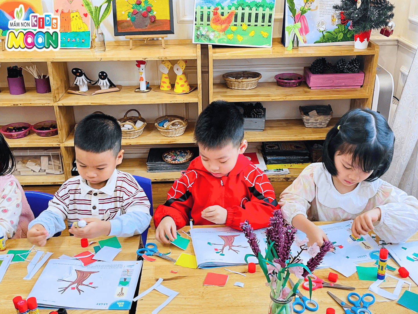 TIẾT HỌC TẠO HÌNH - XÉ DÁN LÁ CÂY ĐẦY MÀU SẮC TIẾT HỌC TẠO HÌNH - XÉ DÁN LÁ CÂY ĐẦY MÀU SẮC - Mầm Non Kid's Moon