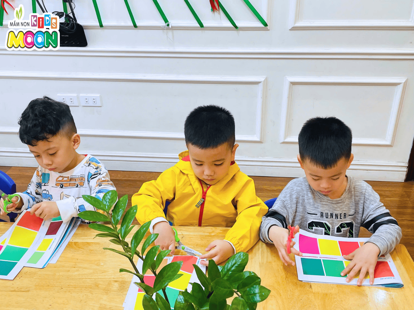 TIẾT HỌC TẠO HÌNH - XÉ DÁN LÁ CÂY ĐẦY MÀU SẮC TIẾT HỌC TẠO HÌNH - XÉ DÁN LÁ CÂY ĐẦY MÀU SẮC - Mầm Non Kid's Moon