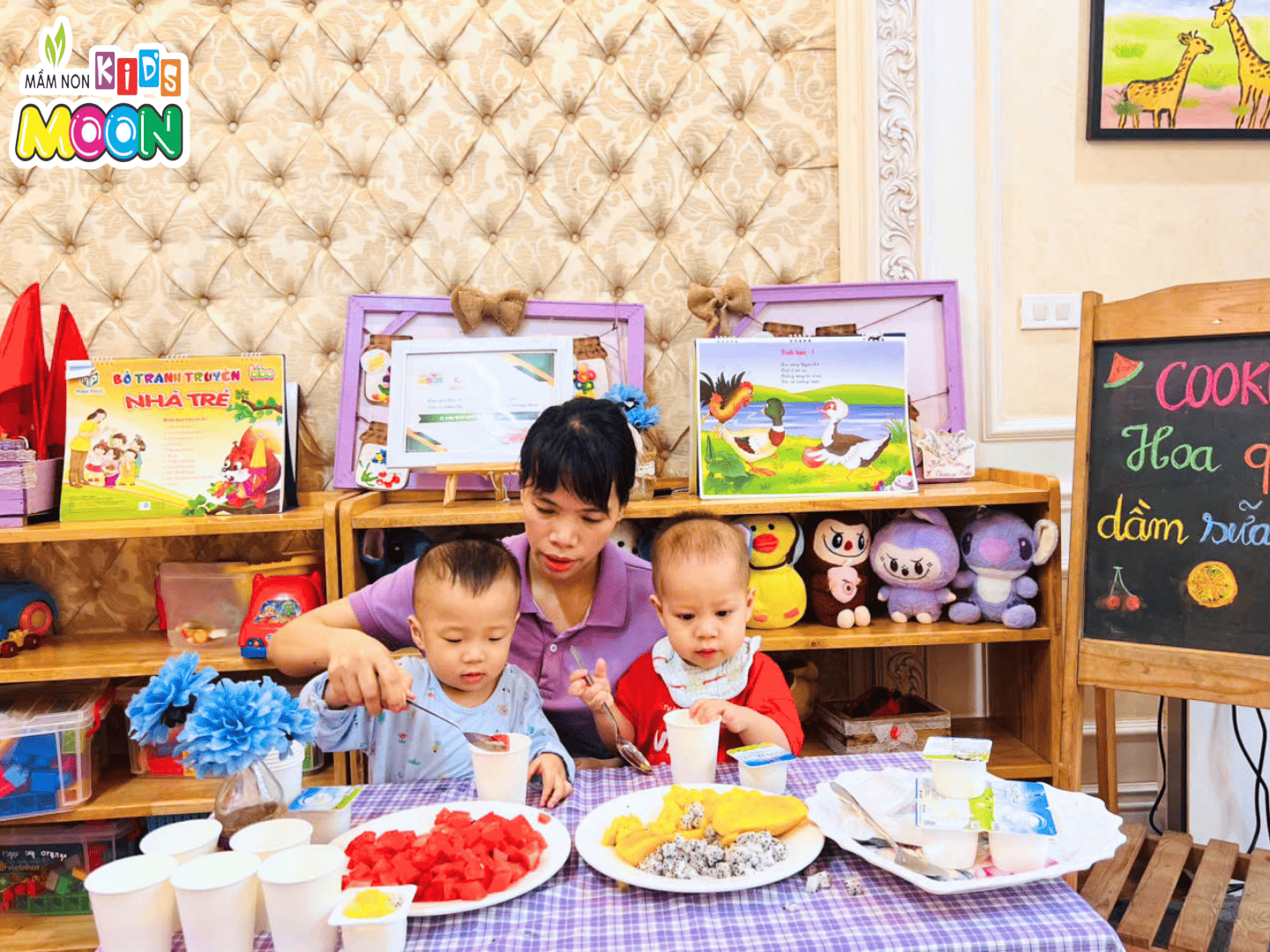 TIẾT HỌC ẨM THỰC: SỮA CHUA HOA QUẢ TIẾT HỌC ẨM THỰC: SỮA CHUA HOA QUẢ - Mầm Non Kid's Moon