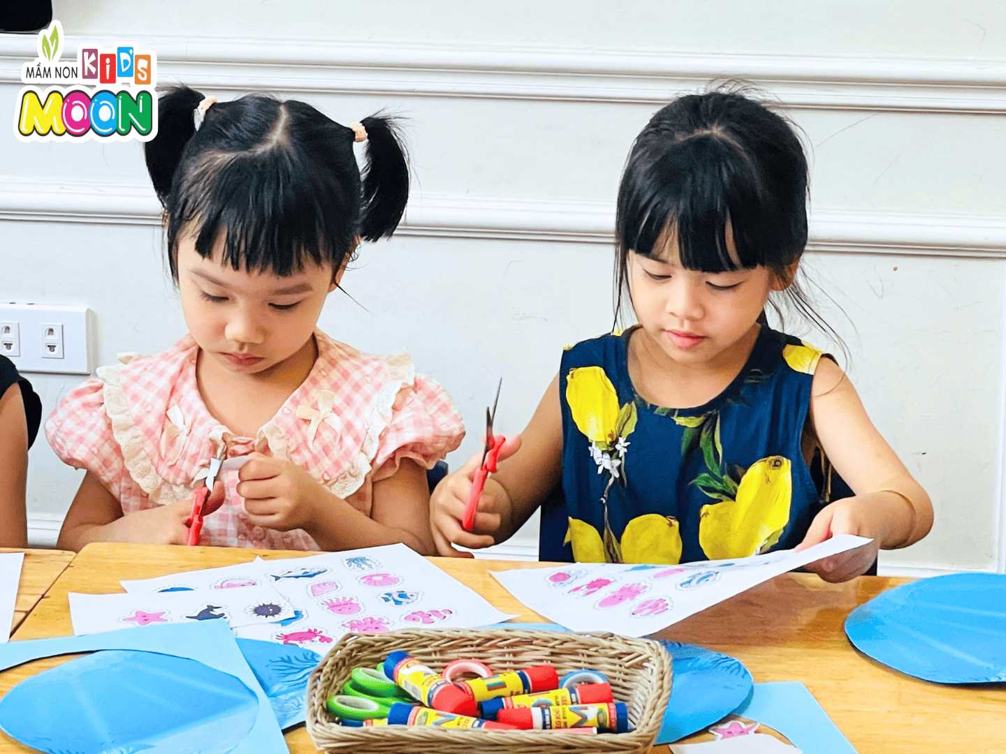 TẠO HÌNH: BỨC TRANH ĐẠI DƯƠNG TẠO HÌNH: BỨC TRANH ĐẠI DƯƠNG - Mầm Non Kid's Moon