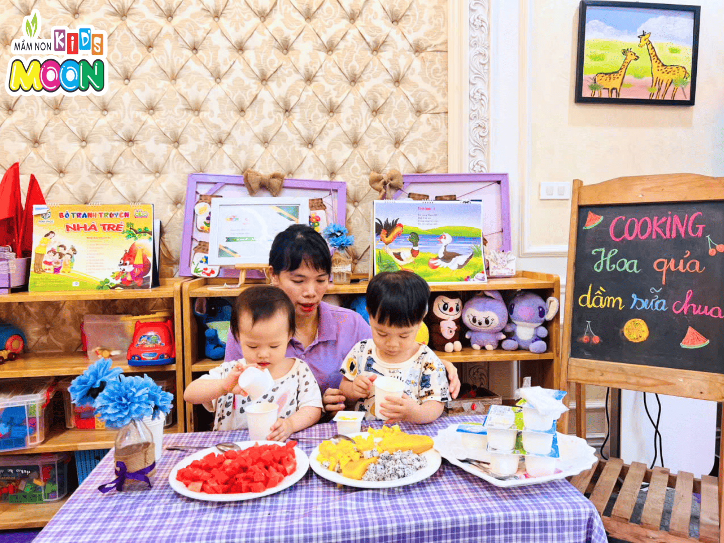 TIẾT HỌC ẨM THỰC: SỮA CHUA HOA QUẢ TIẾT HỌC ẨM THỰC: SỮA CHUA HOA QUẢ - Mầm Non Kid's Moon
