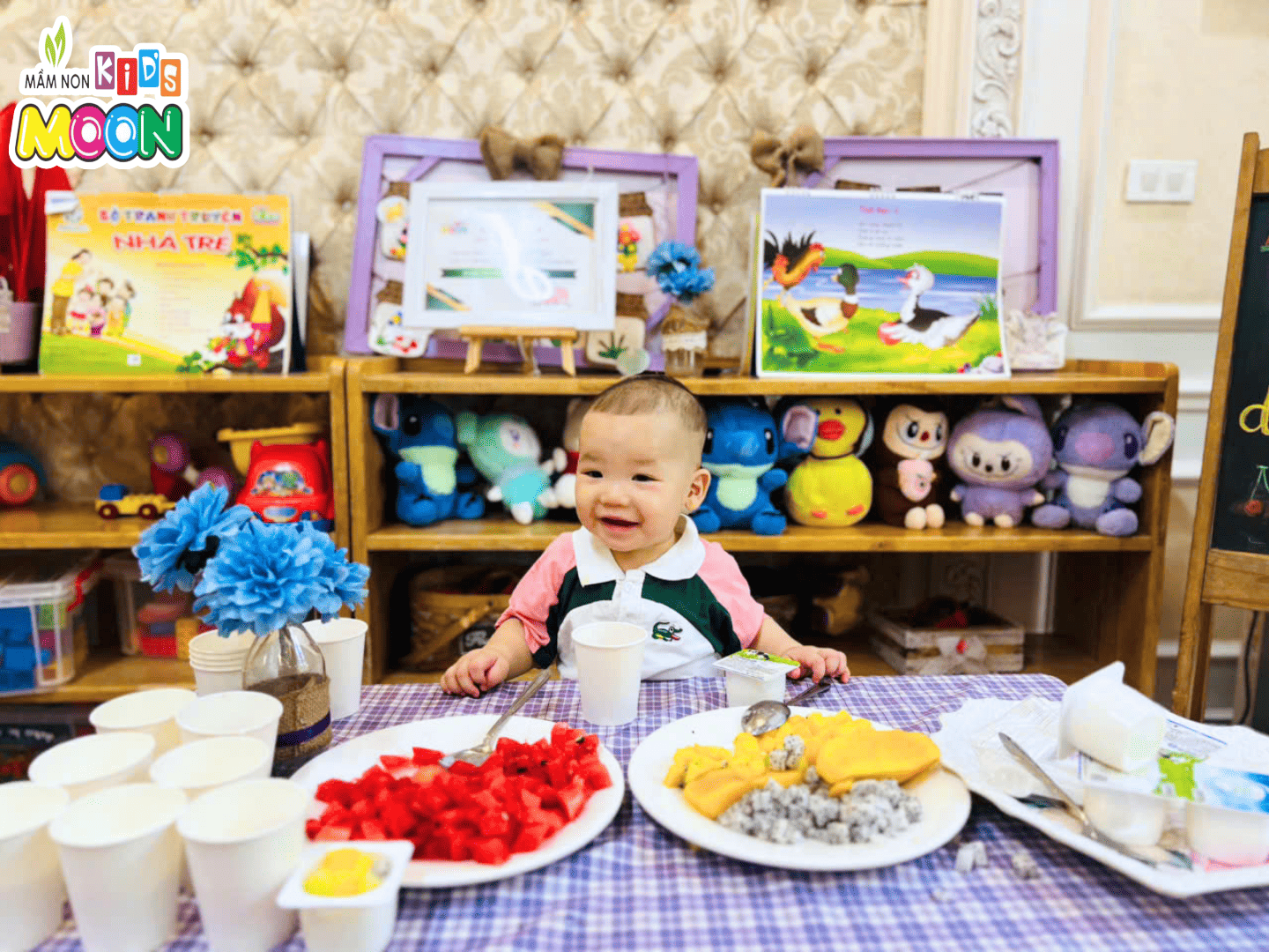 TIẾT HỌC ẨM THỰC: SỮA CHUA HOA QUẢ TIẾT HỌC ẨM THỰC: SỮA CHUA HOA QUẢ - Mầm Non Kid's Moon