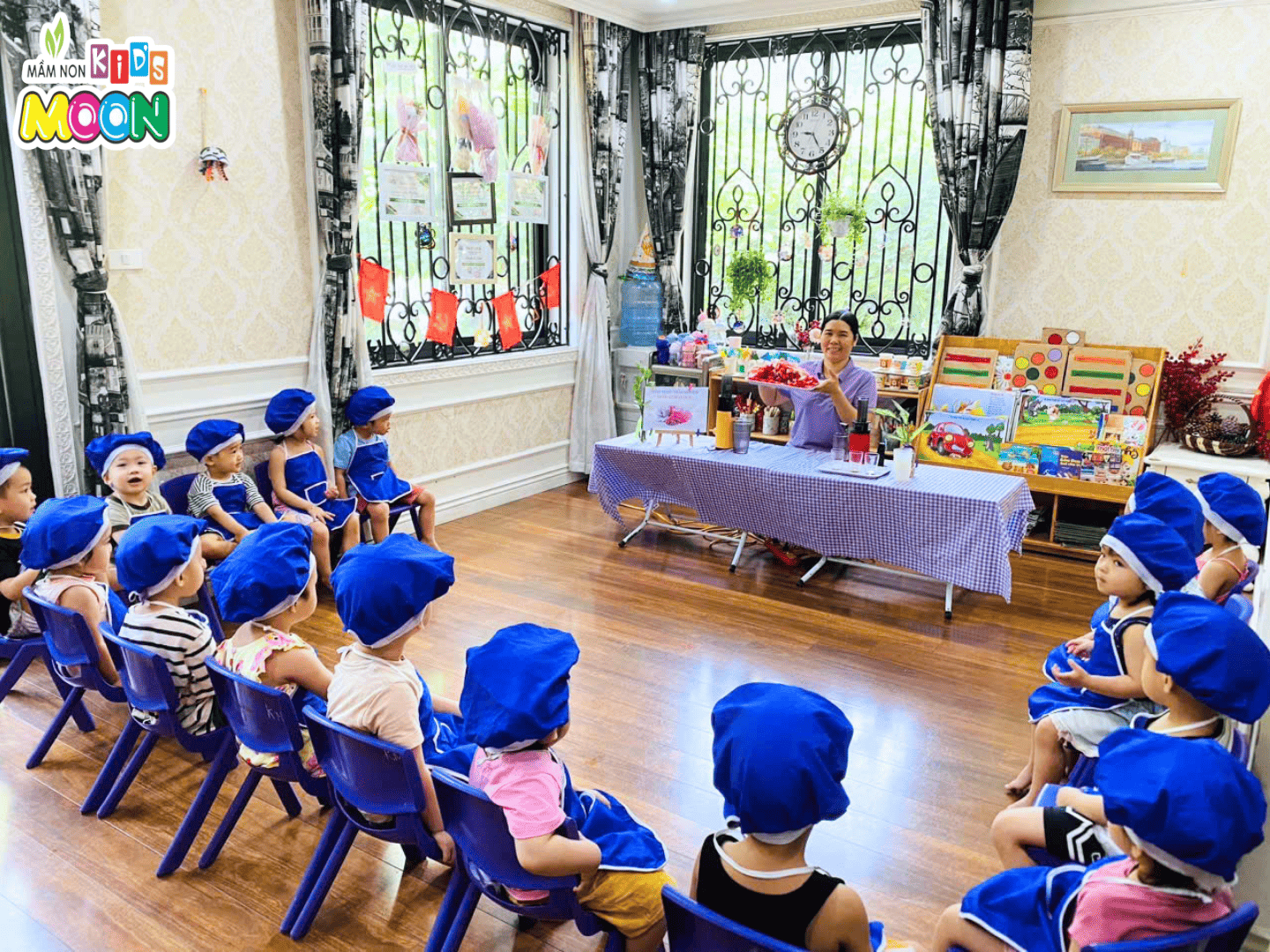 HOẠT ĐỘNG TRẢI NGHIỆM: BÉ LÀM NƯỚC ÉP DƯA HẤU HOẠT ĐỘNG TRẢI NGHIỆM: BÉ LÀM NƯỚC ÉP DƯA HẤU - Mầm Non Kid's Moon