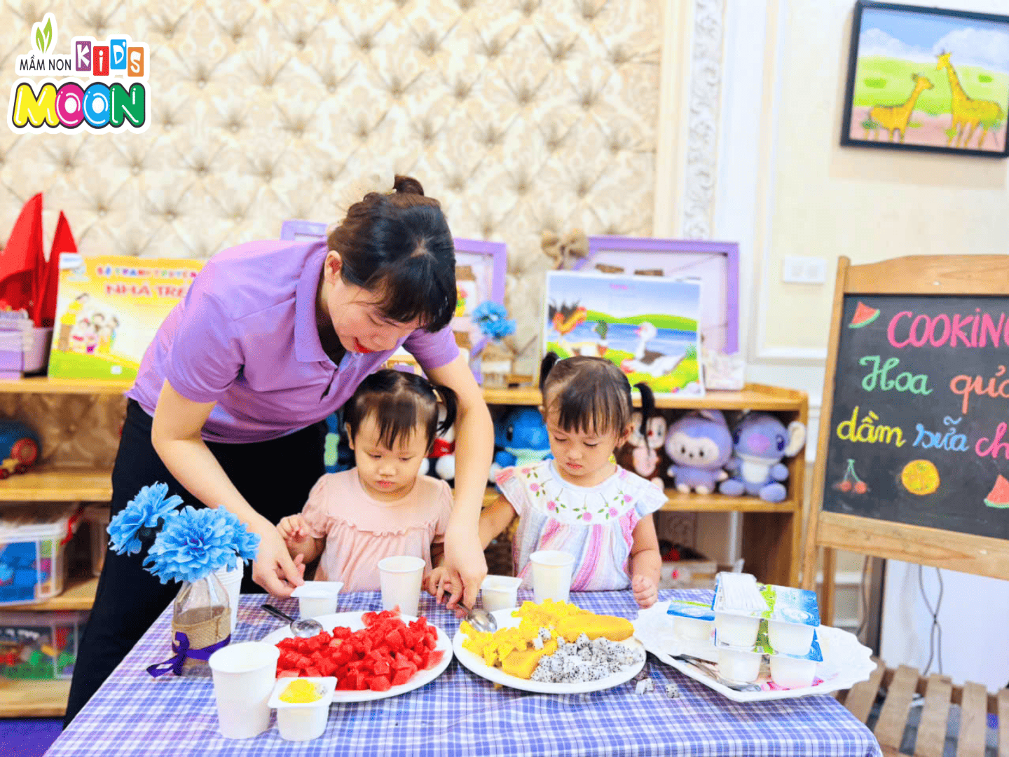TIẾT HỌC ẨM THỰC: SỮA CHUA HOA QUẢ TIẾT HỌC ẨM THỰC: SỮA CHUA HOA QUẢ - Mầm Non Kid's Moon