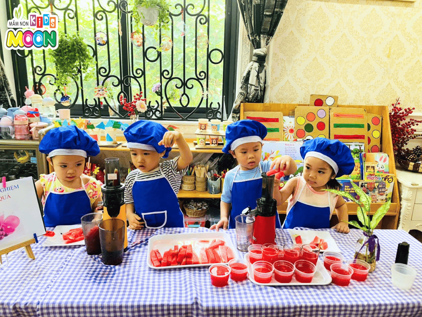 HOẠT ĐỘNG TRẢI NGHIỆM: BÉ LÀM NƯỚC ÉP DƯA HẤU HOẠT ĐỘNG TRẢI NGHIỆM: BÉ LÀM NƯỚC ÉP DƯA HẤU - Mầm Non Kid's Moon