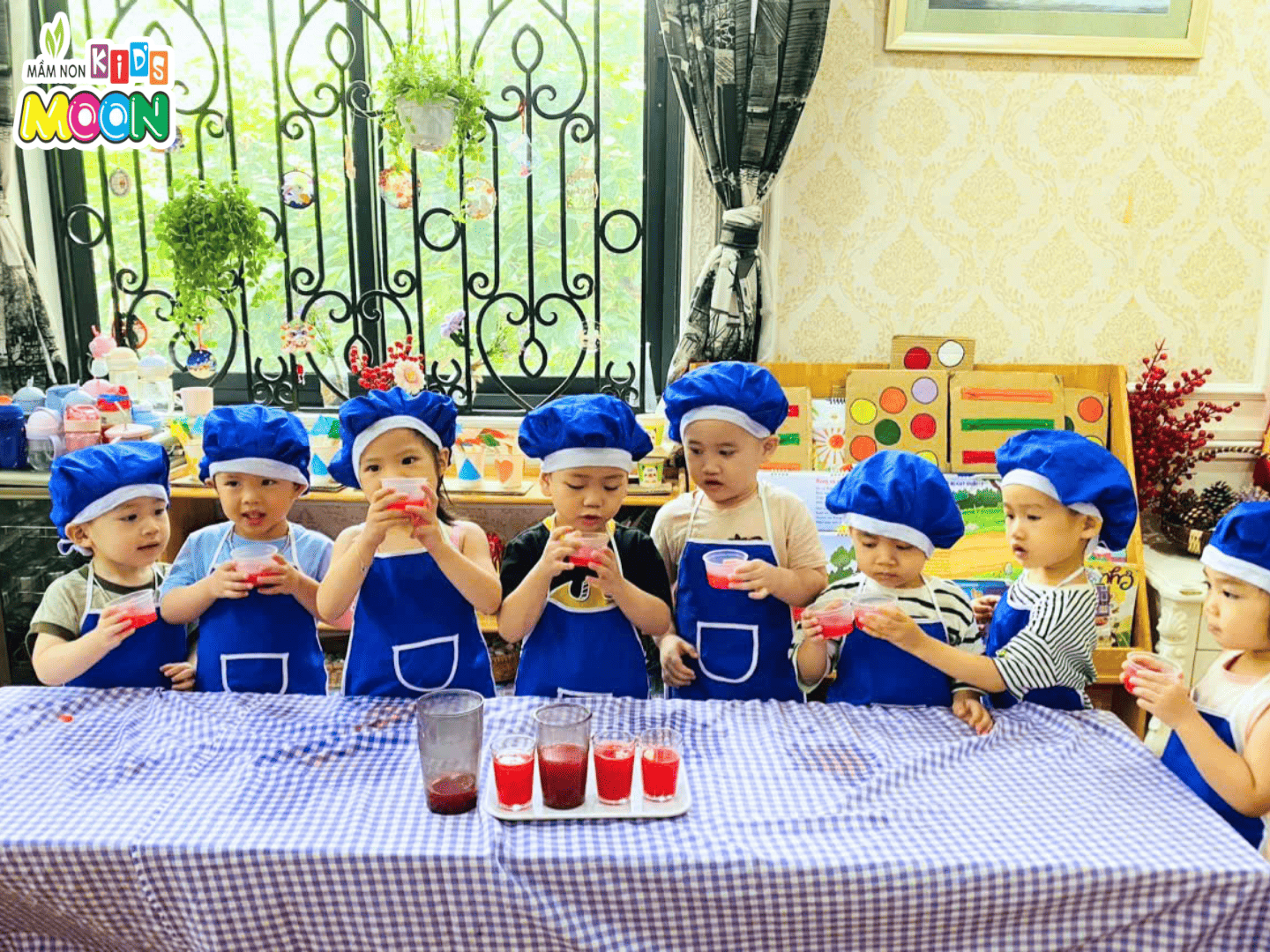 HOẠT ĐỘNG TRẢI NGHIỆM: BÉ LÀM NƯỚC ÉP DƯA HẤU HOẠT ĐỘNG TRẢI NGHIỆM: BÉ LÀM NƯỚC ÉP DƯA HẤU - Mầm Non Kid's Moon