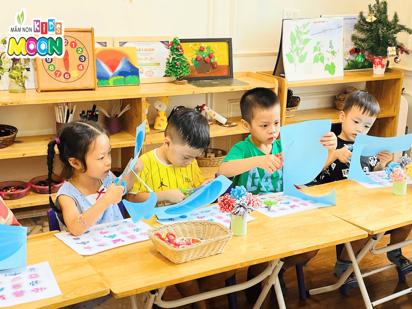 TẠO HÌNH: BỨC TRANH ĐẠI DƯƠNG TẠO HÌNH: BỨC TRANH ĐẠI DƯƠNG - Mầm Non Kid's Moon