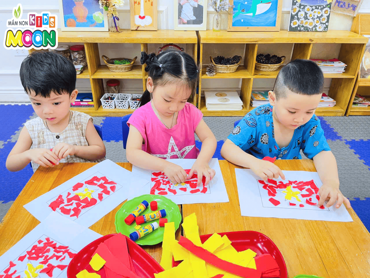 🇻🇳 TIẾT HỌC TẠO HÌNH: XÉ DÁN LÁ CỜ TỔ QUỐC 🇻🇳 - Mầm Non Kid's Moon