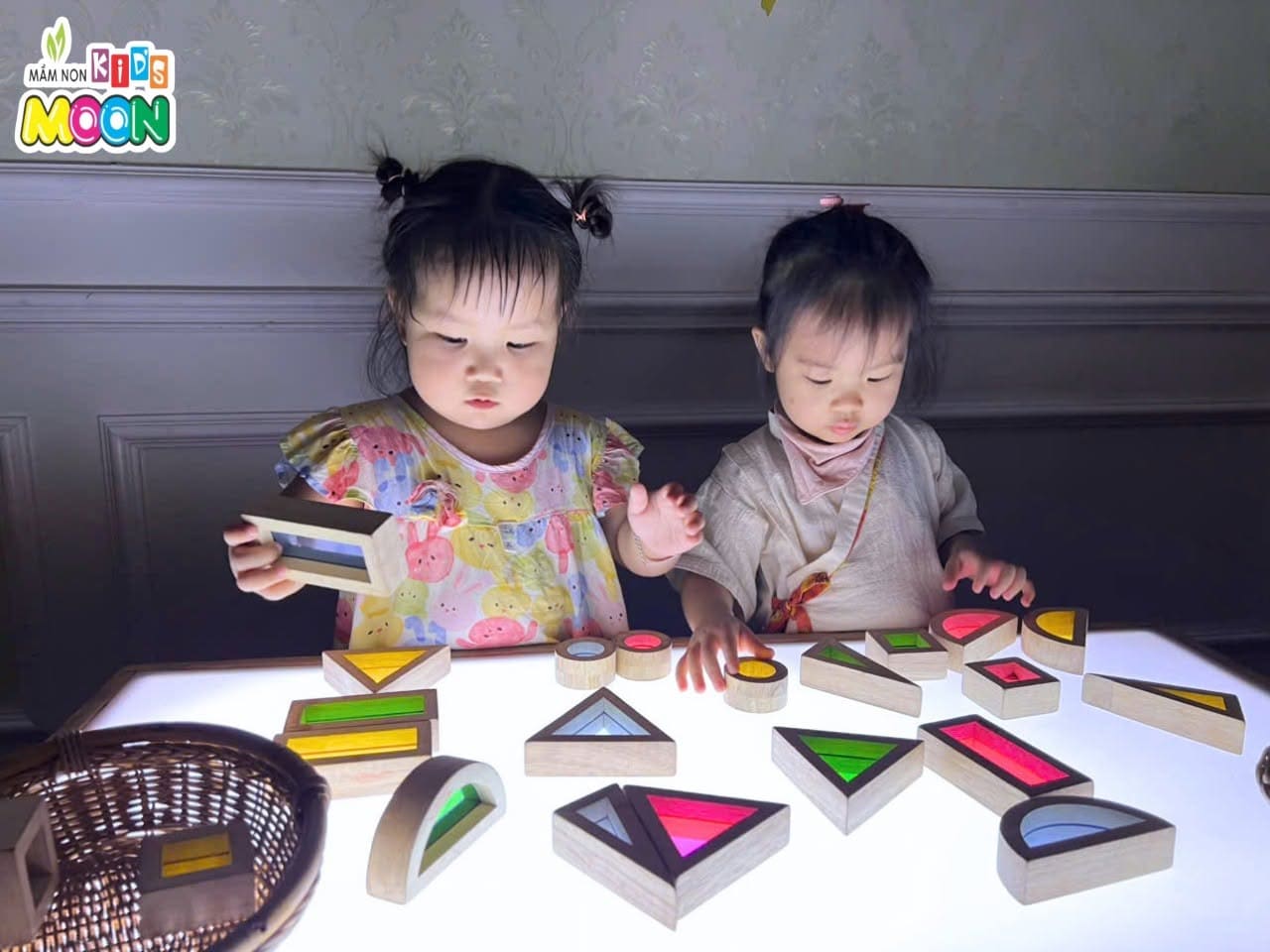 WOW! BÀN ÁNH SÁNG CÓ GÌ MÀ THÚ VỊ THẾ? WOW! BÀN ÁNH SÁNG CÓ GÌ MÀ THÚ VỊ THẾ? - Mầm Non Kid's Moon