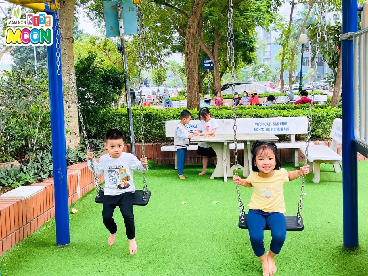 RỘN RÀNG TIẾNG CƯỜI TRONG GIỜ VUI CHƠI NGOÀI TRỜI RỘN RÀNG TIẾNG CƯỜI TRONG GIỜ VUI CHƠI NGOÀI TRỜI - Mầm Non Kid's Moon