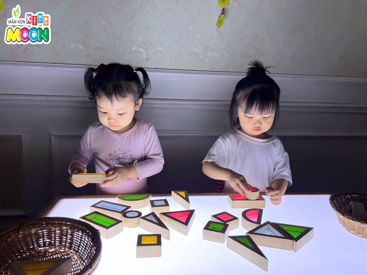 WOW! BÀN ÁNH SÁNG CÓ GÌ MÀ THÚ VỊ THẾ? WOW! BÀN ÁNH SÁNG CÓ GÌ MÀ THÚ VỊ THẾ? - Mầm Non Kid's Moon