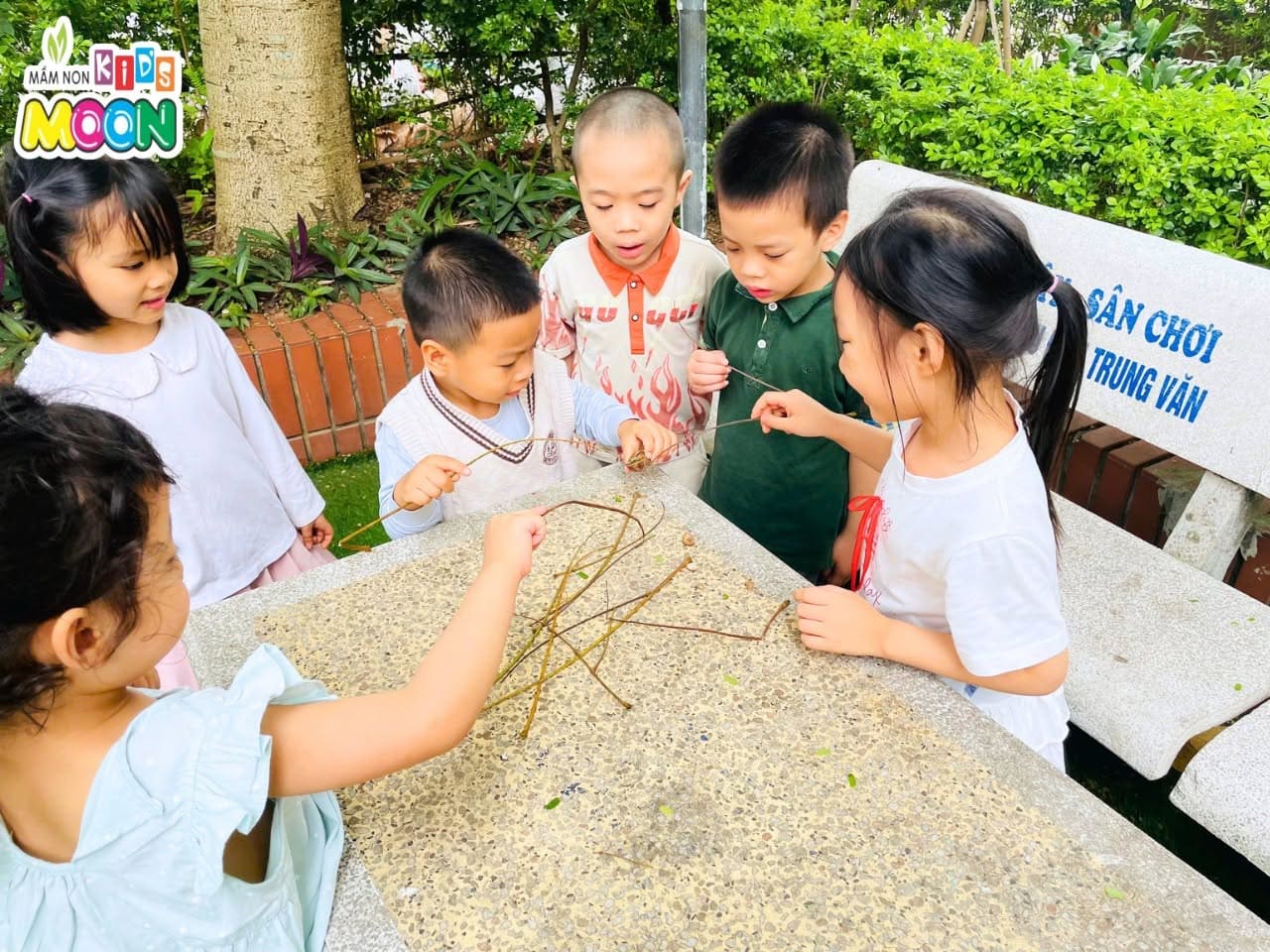 RỘN RÀNG TIẾNG CƯỜI TRONG GIỜ VUI CHƠI NGOÀI TRỜI RỘN RÀNG TIẾNG CƯỜI TRONG GIỜ VUI CHƠI NGOÀI TRỜI - Mầm Non Kid's Moon