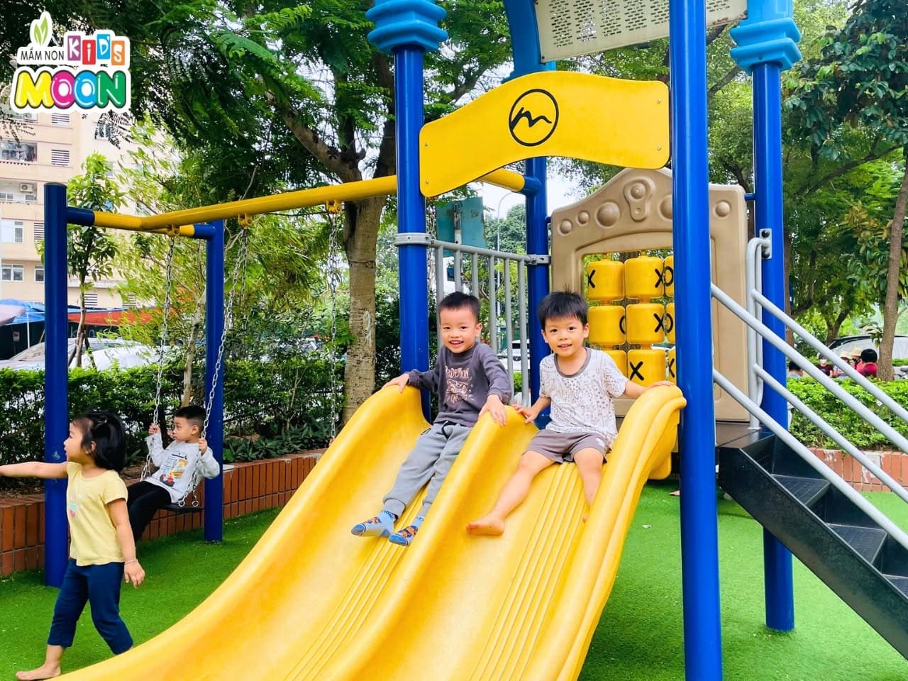 RỘN RÀNG TIẾNG CƯỜI TRONG GIỜ VUI CHƠI NGOÀI TRỜI RỘN RÀNG TIẾNG CƯỜI TRONG GIỜ VUI CHƠI NGOÀI TRỜI - Mầm Non Kid's Moon