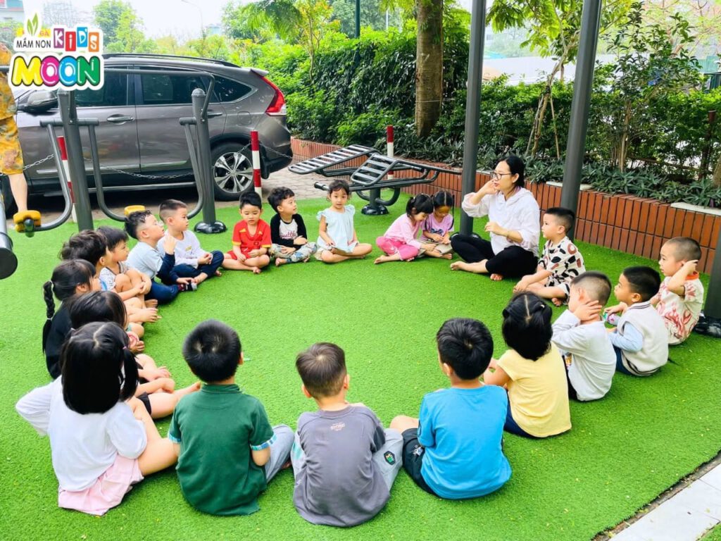 RỘN RÀNG TIẾNG CƯỜI TRONG GIỜ VUI CHƠI NGOÀI TRỜI RỘN RÀNG TIẾNG CƯỜI TRONG GIỜ VUI CHƠI NGOÀI TRỜI - Mầm Non Kid's Moon