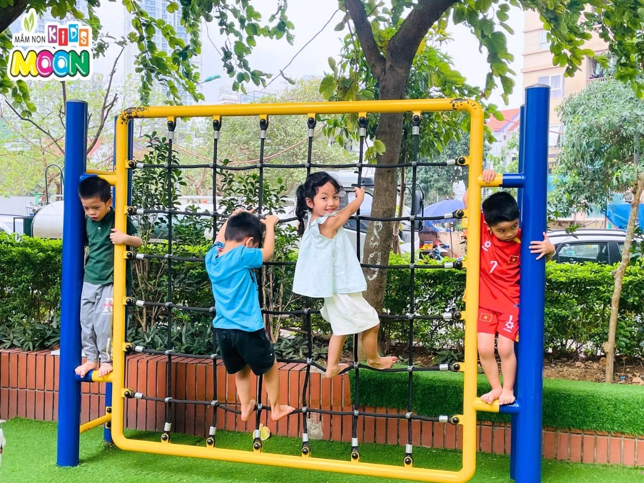 RỘN RÀNG TIẾNG CƯỜI TRONG GIỜ VUI CHƠI NGOÀI TRỜI RỘN RÀNG TIẾNG CƯỜI TRONG GIỜ VUI CHƠI NGOÀI TRỜI - Mầm Non Kid's Moon