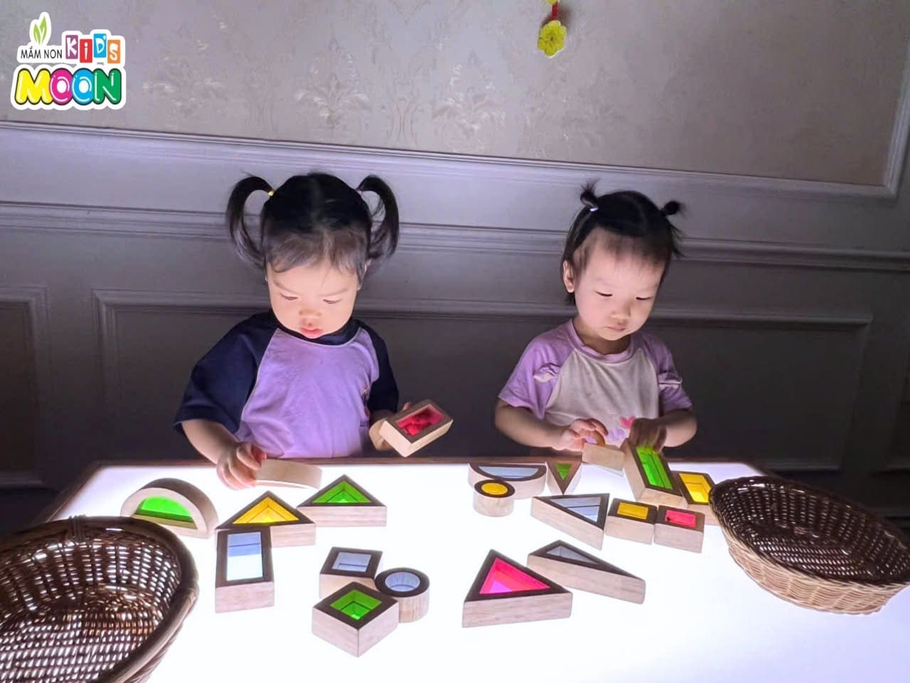 WOW! BÀN ÁNH SÁNG CÓ GÌ MÀ THÚ VỊ THẾ? WOW! BÀN ÁNH SÁNG CÓ GÌ MÀ THÚ VỊ THẾ? - Mầm Non Kid's Moon