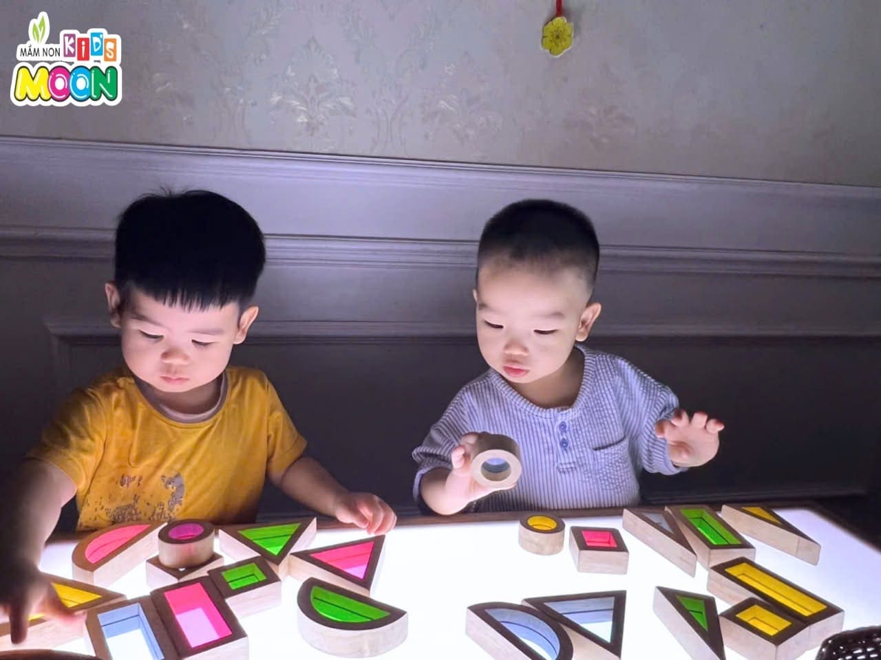 WOW! BÀN ÁNH SÁNG CÓ GÌ MÀ THÚ VỊ THẾ? WOW! BÀN ÁNH SÁNG CÓ GÌ MÀ THÚ VỊ THẾ? - Mầm Non Kid's Moon