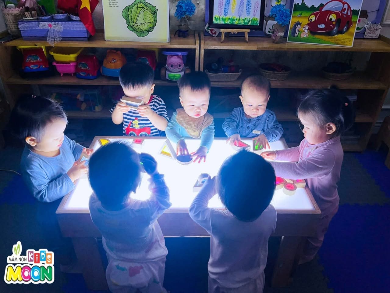 KHÁM PHÁ SẮC MÀU KỲ DIỆU TRÊN BÀN ÁNH SÁNG KHÁM PHÁ SẮC MÀU KỲ DIỆU TRÊN BÀN ÁNH SÁNG - Mầm Non Kid's Moon