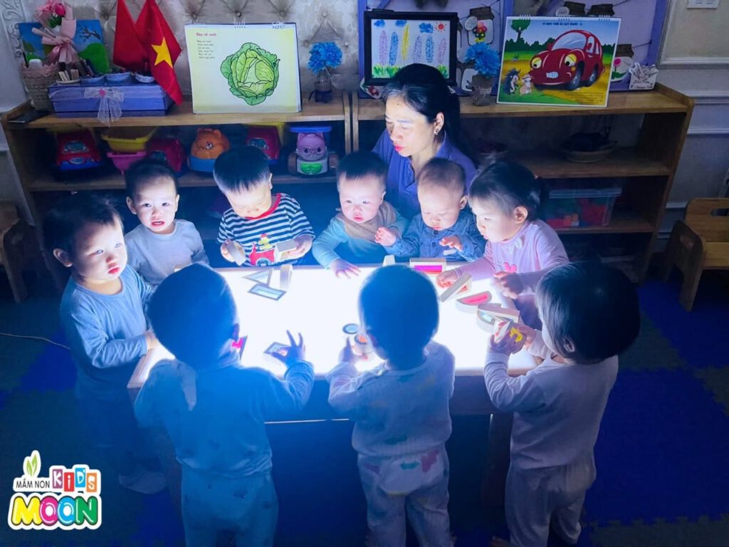 KHÁM PHÁ SẮC MÀU KỲ DIỆU TRÊN BÀN ÁNH SÁNG KHÁM PHÁ SẮC MÀU KỲ DIỆU TRÊN BÀN ÁNH SÁNG - Mầm Non Kid's Moon