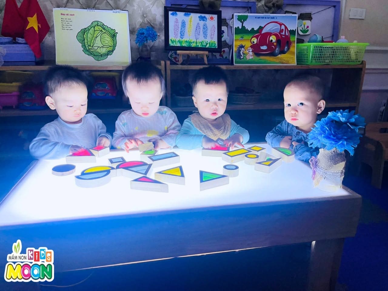 KHÁM PHÁ SẮC MÀU KỲ DIỆU TRÊN BÀN ÁNH SÁNG KHÁM PHÁ SẮC MÀU KỲ DIỆU TRÊN BÀN ÁNH SÁNG - Mầm Non Kid's Moon
