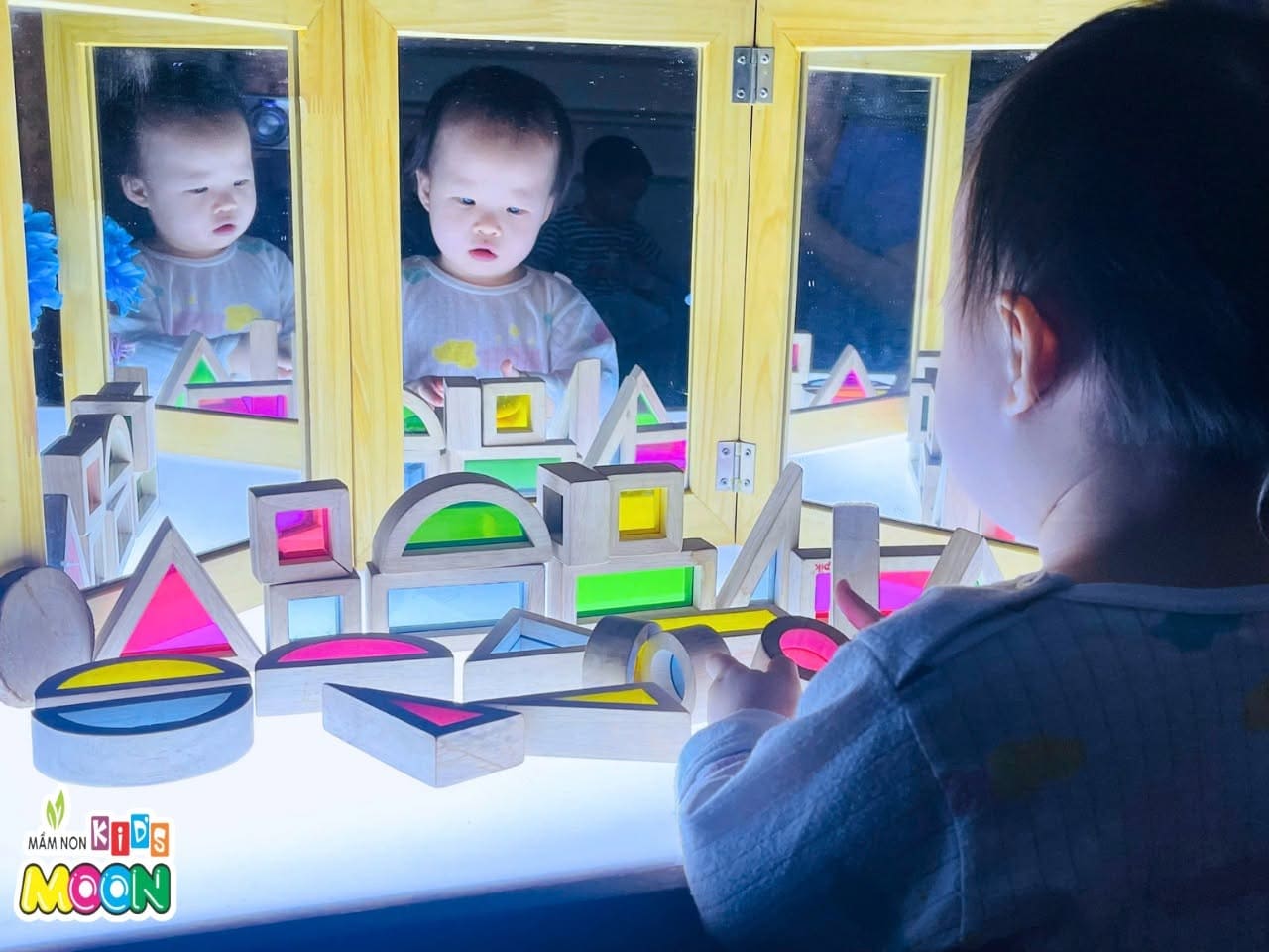 KHÁM PHÁ SẮC MÀU KỲ DIỆU TRÊN BÀN ÁNH SÁNG KHÁM PHÁ SẮC MÀU KỲ DIỆU TRÊN BÀN ÁNH SÁNG - Mầm Non Kid's Moon
