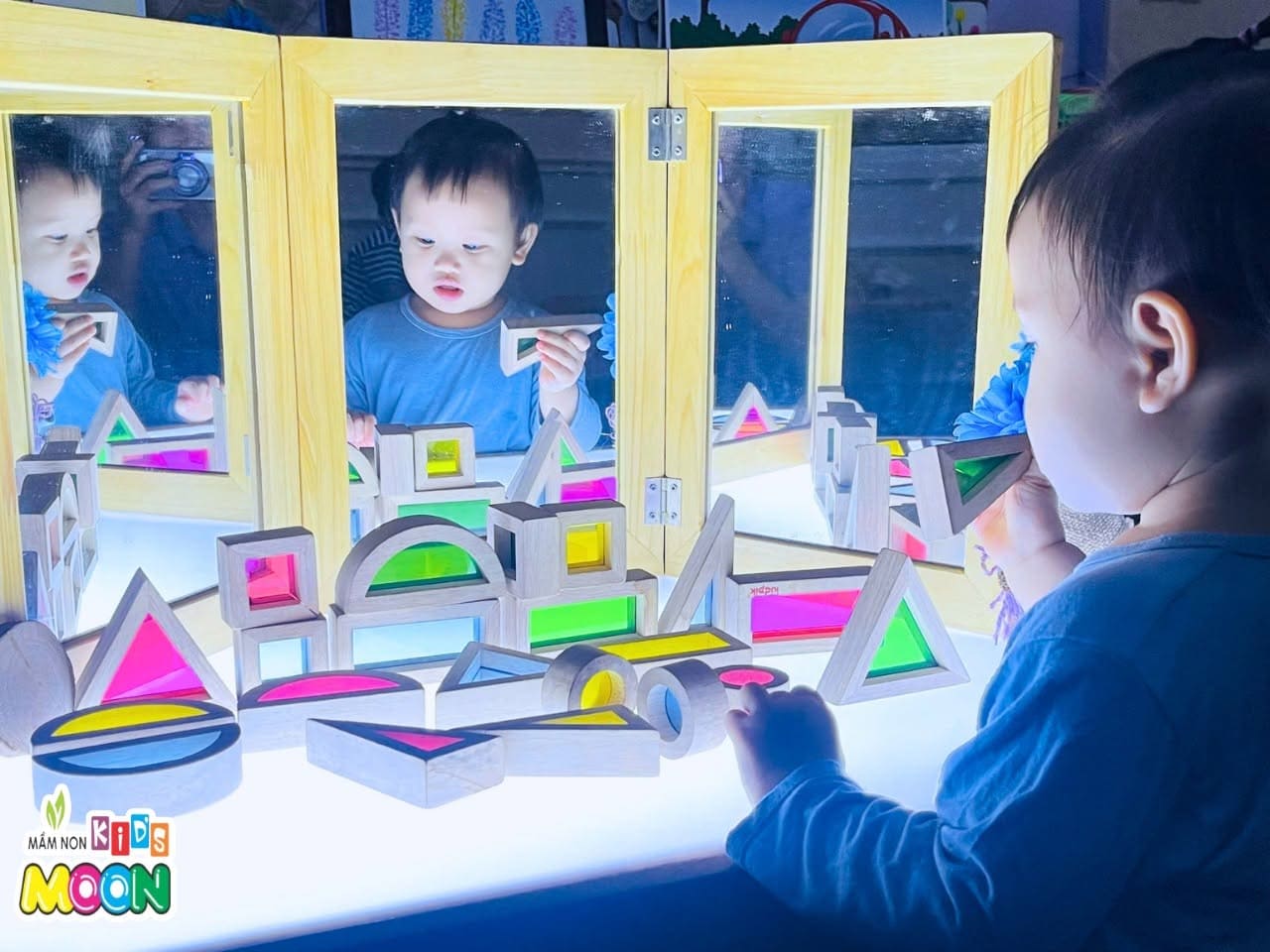 KHÁM PHÁ SẮC MÀU KỲ DIỆU TRÊN BÀN ÁNH SÁNG KHÁM PHÁ SẮC MÀU KỲ DIỆU TRÊN BÀN ÁNH SÁNG - Mầm Non Kid's Moon