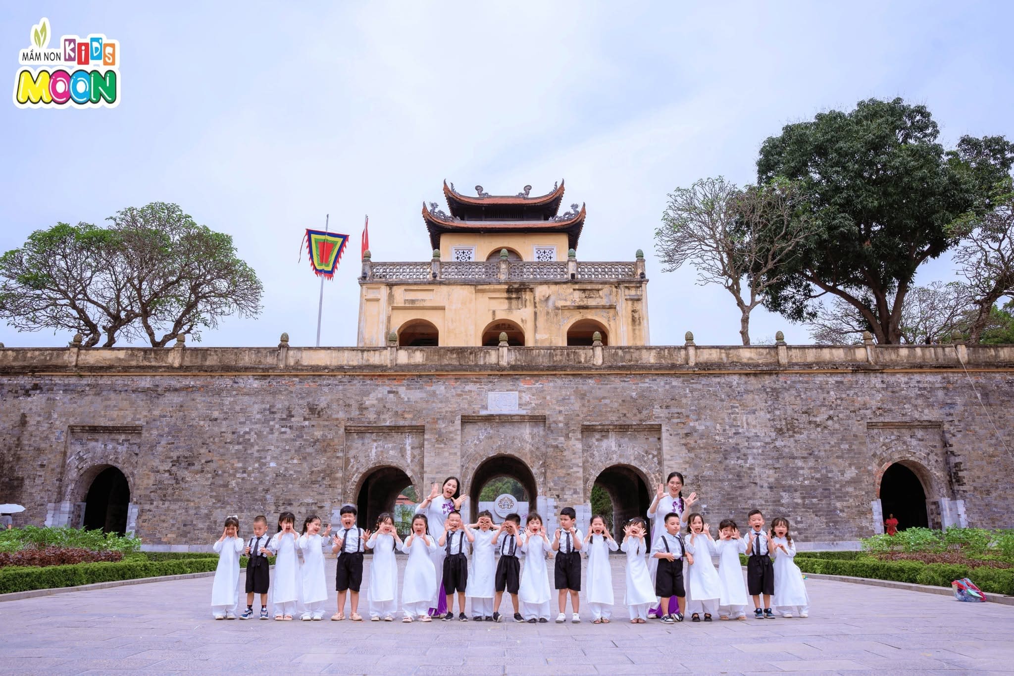 KỶ YẾU TUỔI THƠ TẠI HOÀNG THÀNH THĂNG LONG KỶ YẾU TUỔI THƠ TẠI HOÀNG THÀNH THĂNG LONG - Mầm Non Kid's Moon