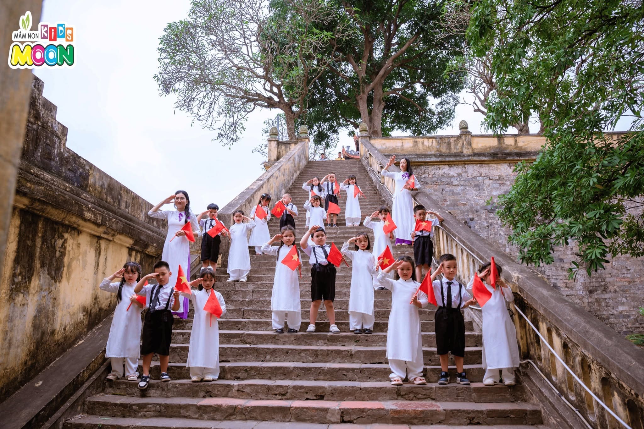 KỶ YẾU TUỔI THƠ TẠI HOÀNG THÀNH THĂNG LONG KỶ YẾU TUỔI THƠ TẠI HOÀNG THÀNH THĂNG LONG - Mầm Non Kid's Moon