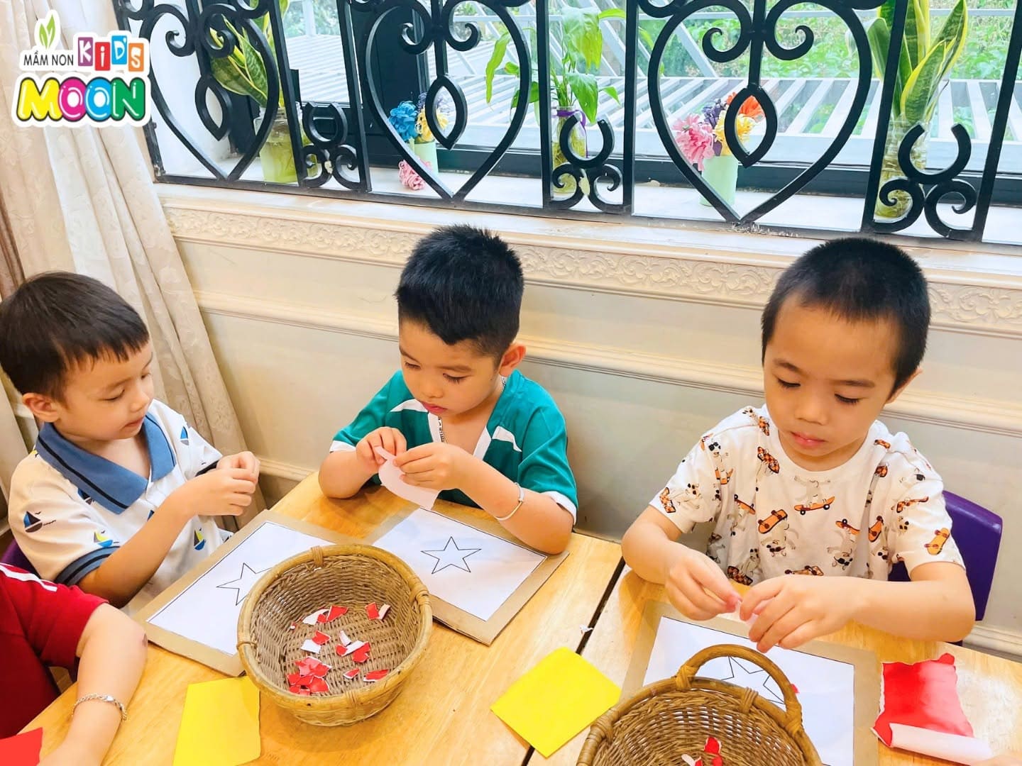 TẠO HÌNH XÉ DÁN LÁ CỜ TỔ QUỐC TẠO HÌNH XÉ DÁN LÁ CỜ TỔ QUỐC - Mầm Non Kid's Moon