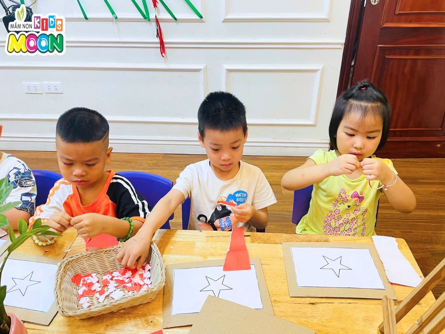 TẠO HÌNH XÉ DÁN LÁ CỜ TỔ QUỐC TẠO HÌNH XÉ DÁN LÁ CỜ TỔ QUỐC - Mầm Non Kid's Moon