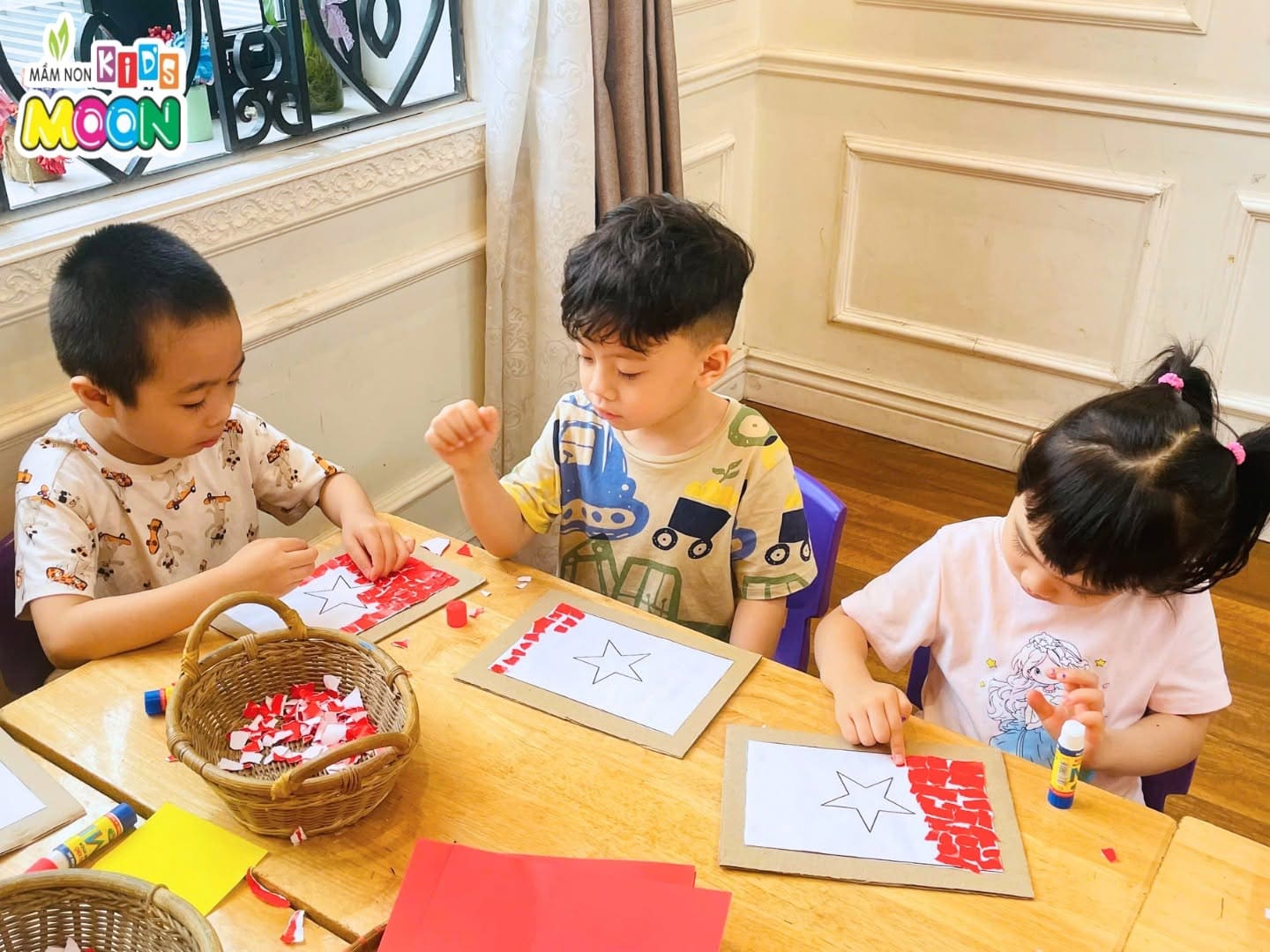 TẠO HÌNH XÉ DÁN LÁ CỜ TỔ QUỐC TẠO HÌNH XÉ DÁN LÁ CỜ TỔ QUỐC - Mầm Non Kid's Moon