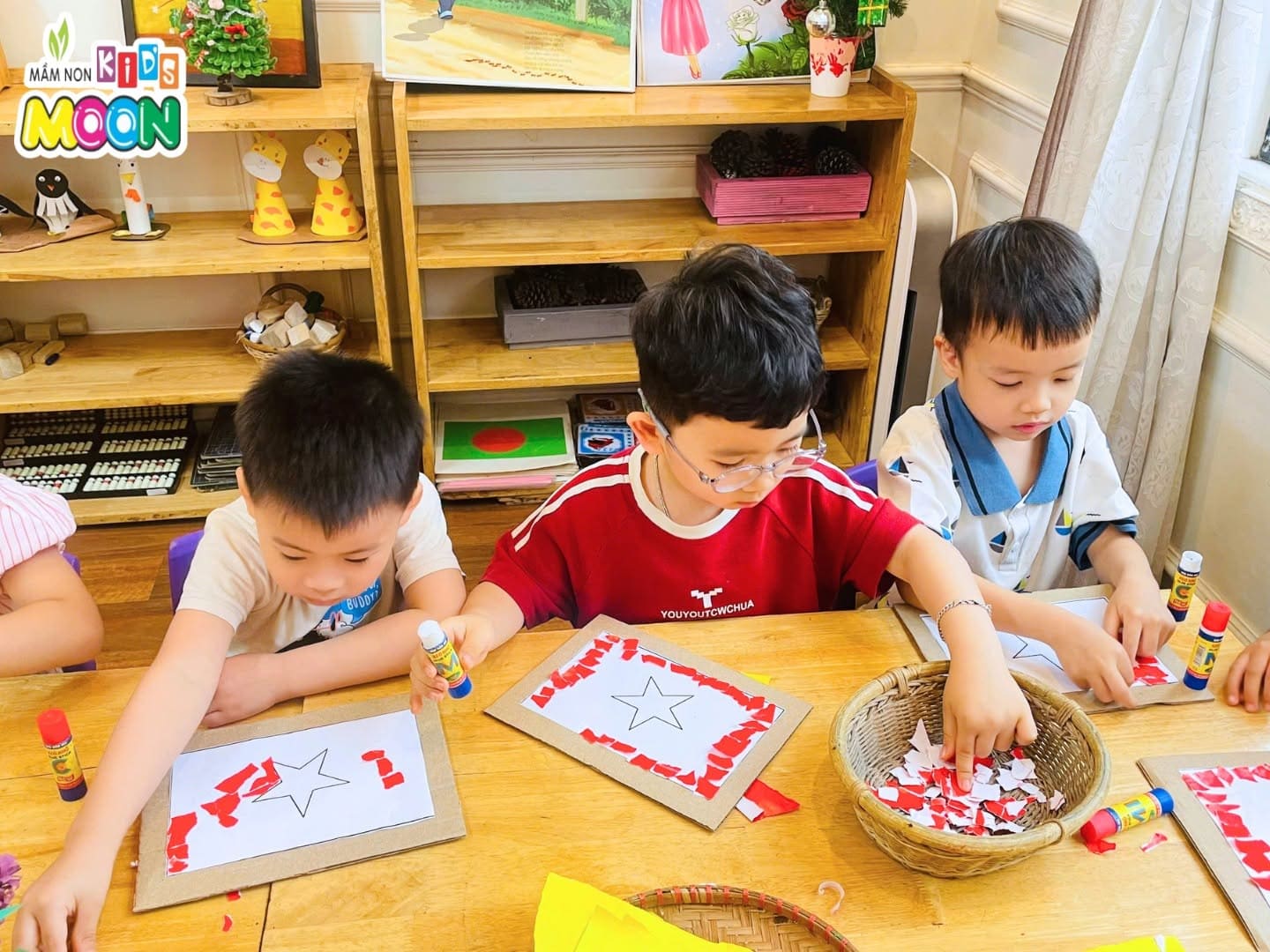 TẠO HÌNH XÉ DÁN LÁ CỜ TỔ QUỐC TẠO HÌNH XÉ DÁN LÁ CỜ TỔ QUỐC - Mầm Non Kid's Moon