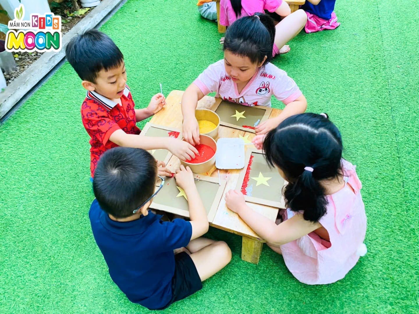 TẠO HÌNH LÁ CỜ TỔ QUỐC TẠO HÌNH LÁ CỜ TỔ QUỐC - Mầm Non Kid's Moon