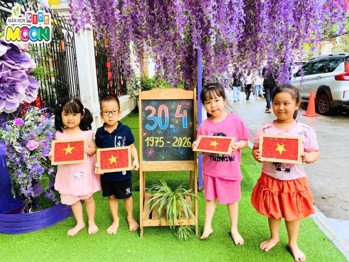 TẠO HÌNH LÁ CỜ TỔ QUỐC TẠO HÌNH LÁ CỜ TỔ QUỐC - Mầm Non Kid's Moon