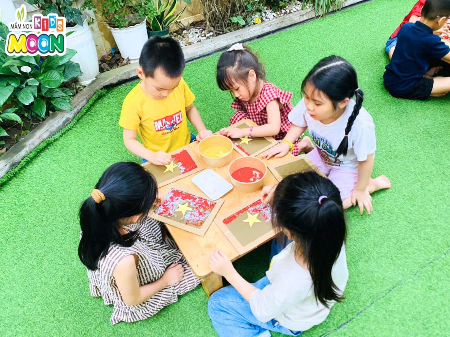 TẠO HÌNH LÁ CỜ TỔ QUỐC TẠO HÌNH LÁ CỜ TỔ QUỐC - Mầm Non Kid's Moon