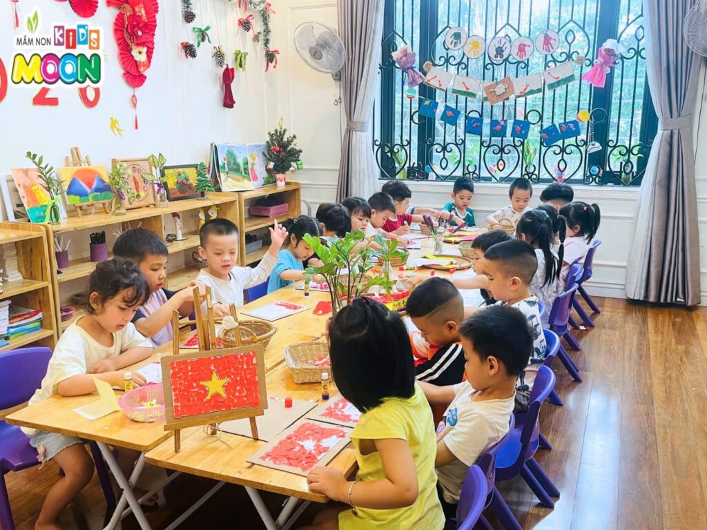 TẠO HÌNH XÉ DÁN LÁ CỜ TỔ QUỐC TẠO HÌNH XÉ DÁN LÁ CỜ TỔ QUỐC - Mầm Non Kid's Moon