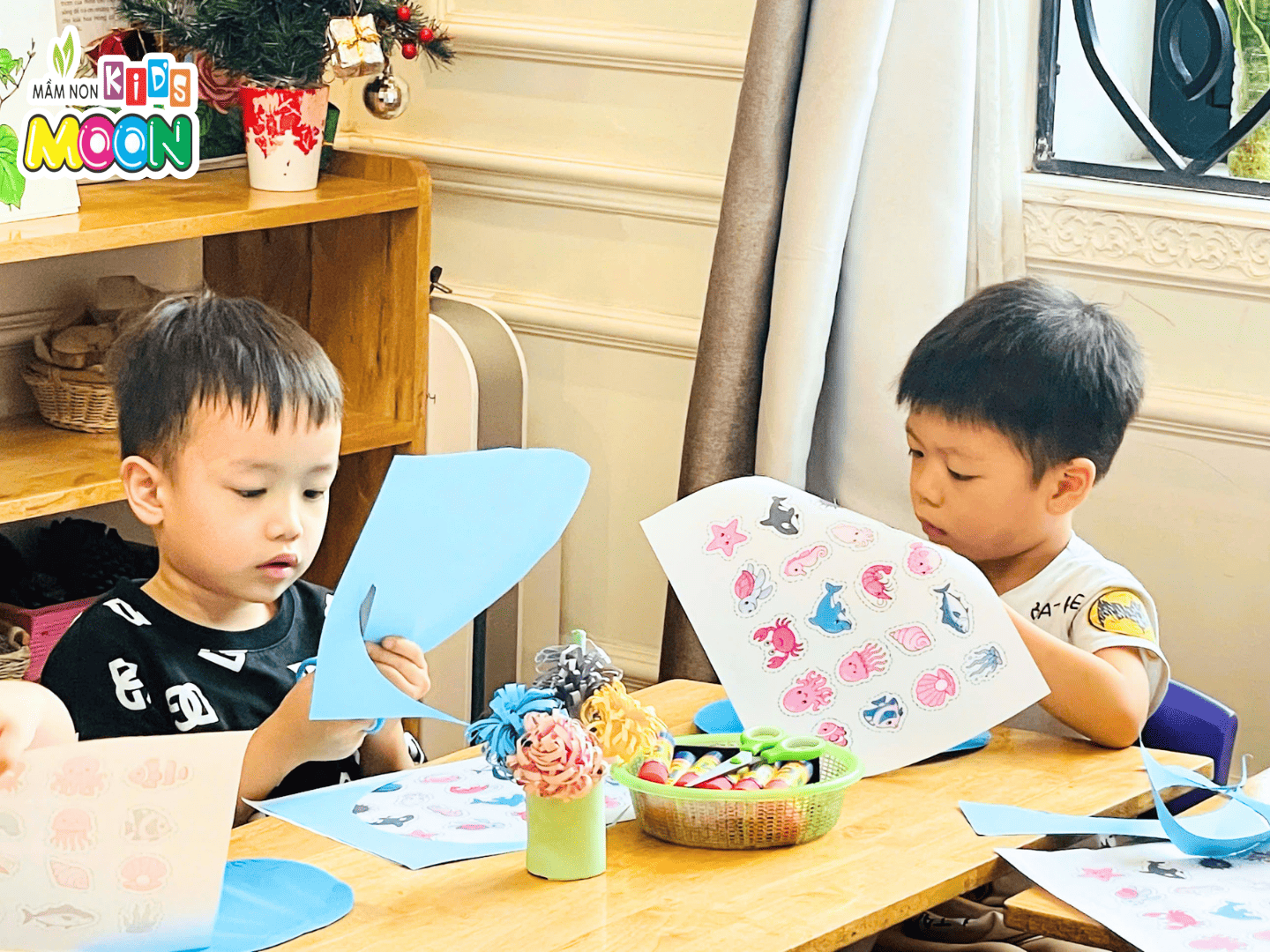 TẠO HÌNH: BỨC TRANH ĐẠI DƯƠNG TẠO HÌNH: BỨC TRANH ĐẠI DƯƠNG - Mầm Non Kid's Moon