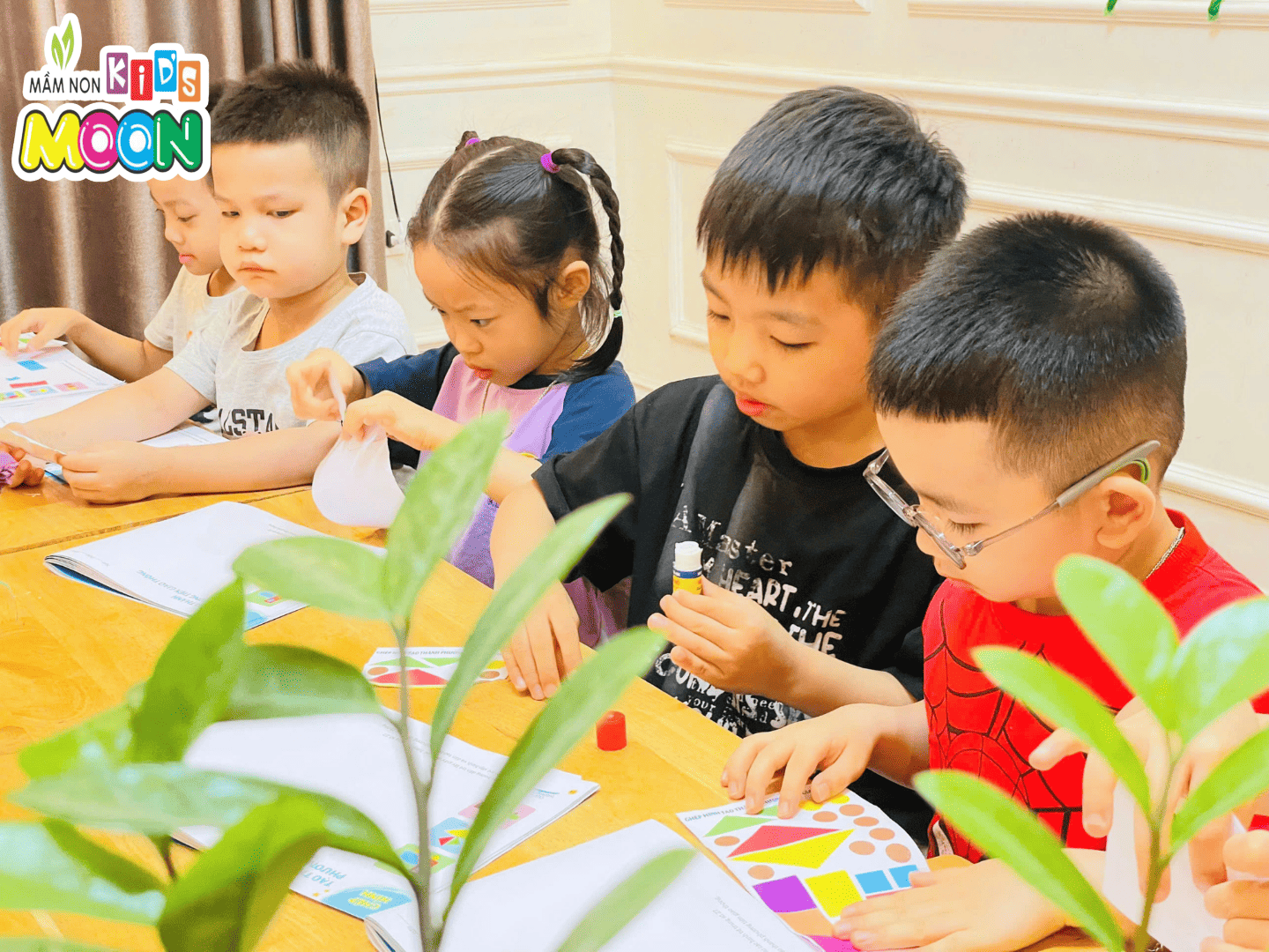 TẠO HÌNH: PHƯƠNG TIỆN GIAO THÔNG TẠO HÌNH: PHƯƠNG TIỆN GIAO THÔNG - Mầm Non Kid's Moon