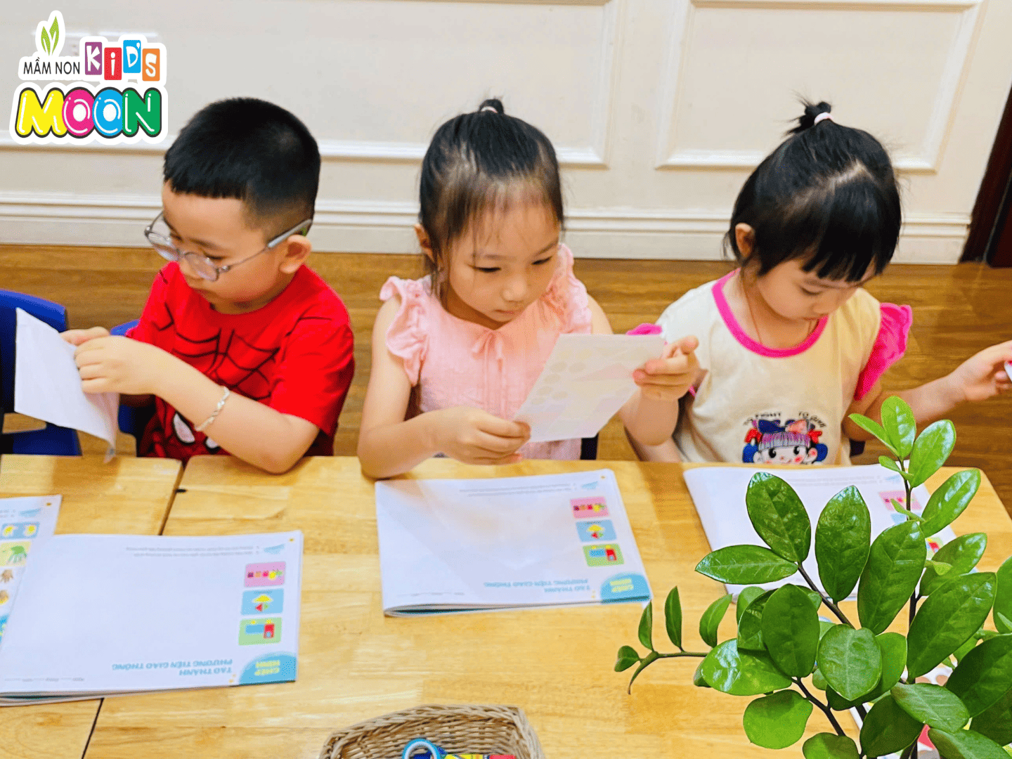 TẠO HÌNH: PHƯƠNG TIỆN GIAO THÔNG TẠO HÌNH: PHƯƠNG TIỆN GIAO THÔNG - Mầm Non Kid's Moon